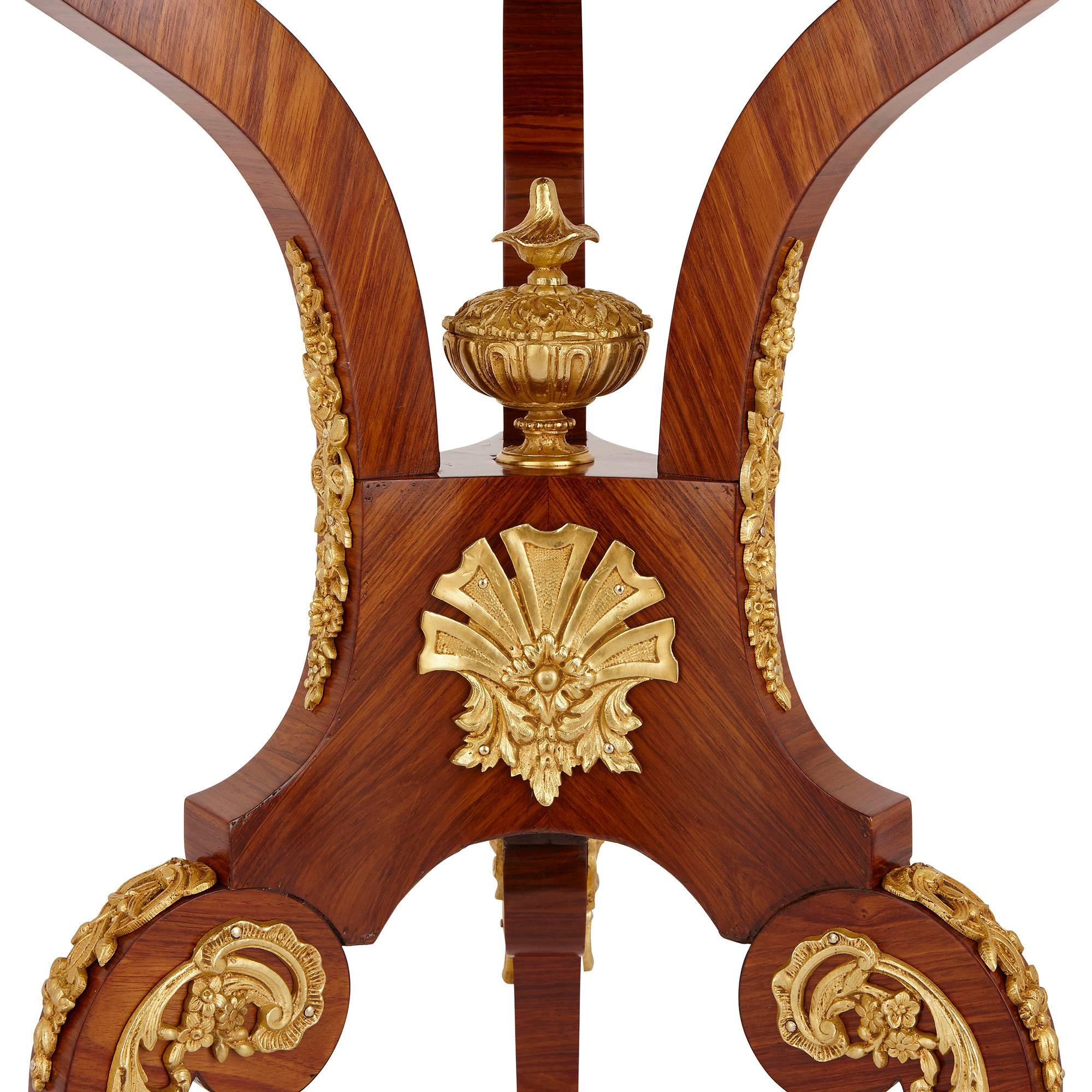 Francese Tavolo Gueridon in porcellana di Sèvres e Ormolu in legno di Re antico in vendita
