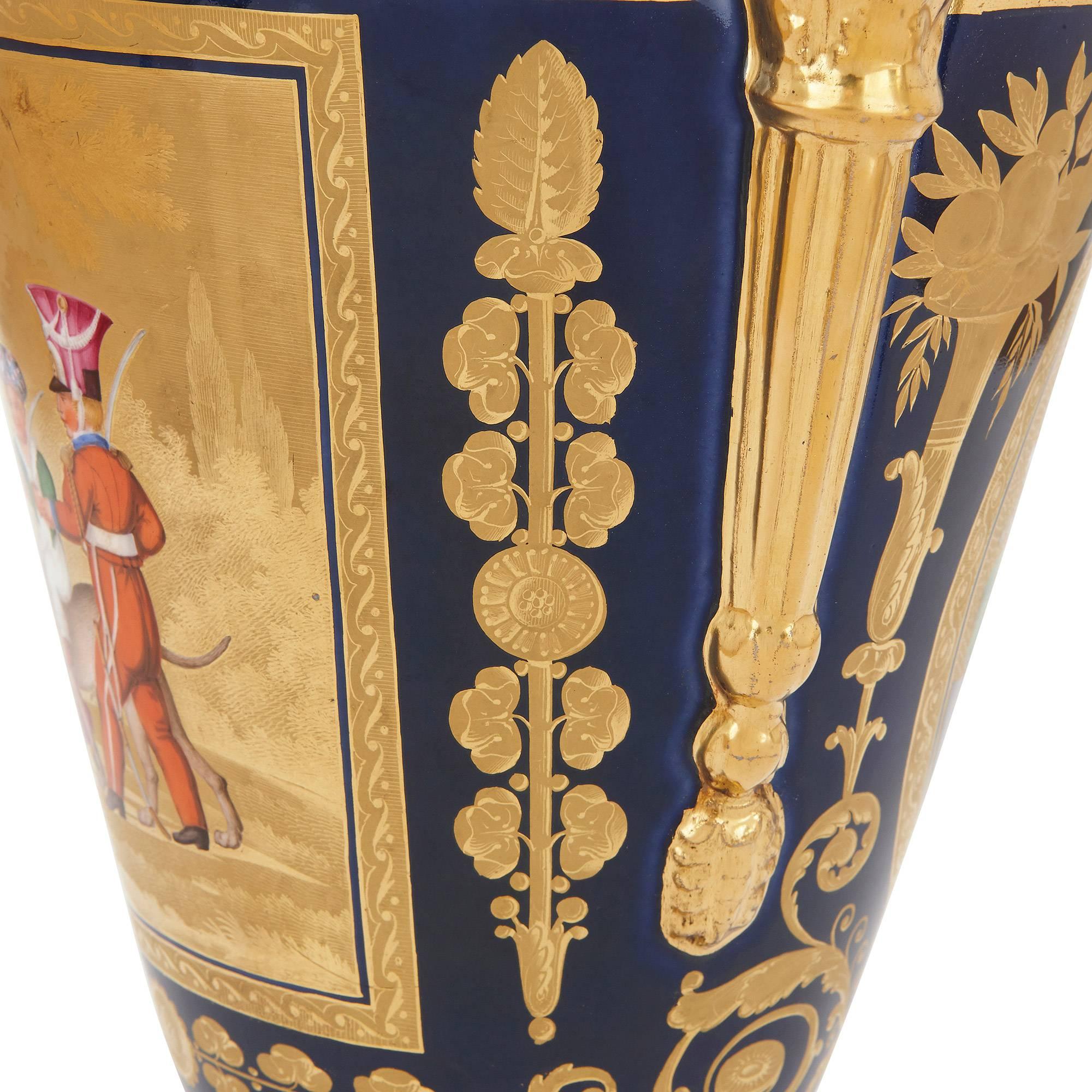 Dorato Vaso in porcellana antico dipinto del periodo Impero di Parigi in vendita