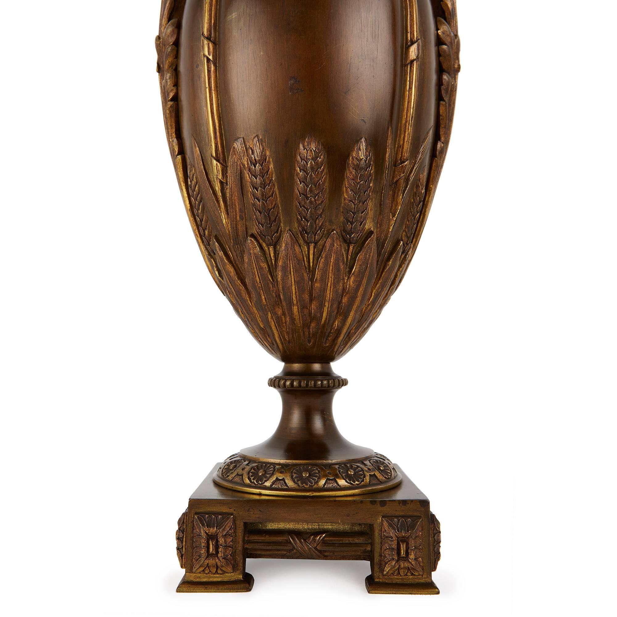 Paar antike Vasen mit Deckel aus vergoldeter und patinierter Bronze (Arts and Crafts) im Angebot