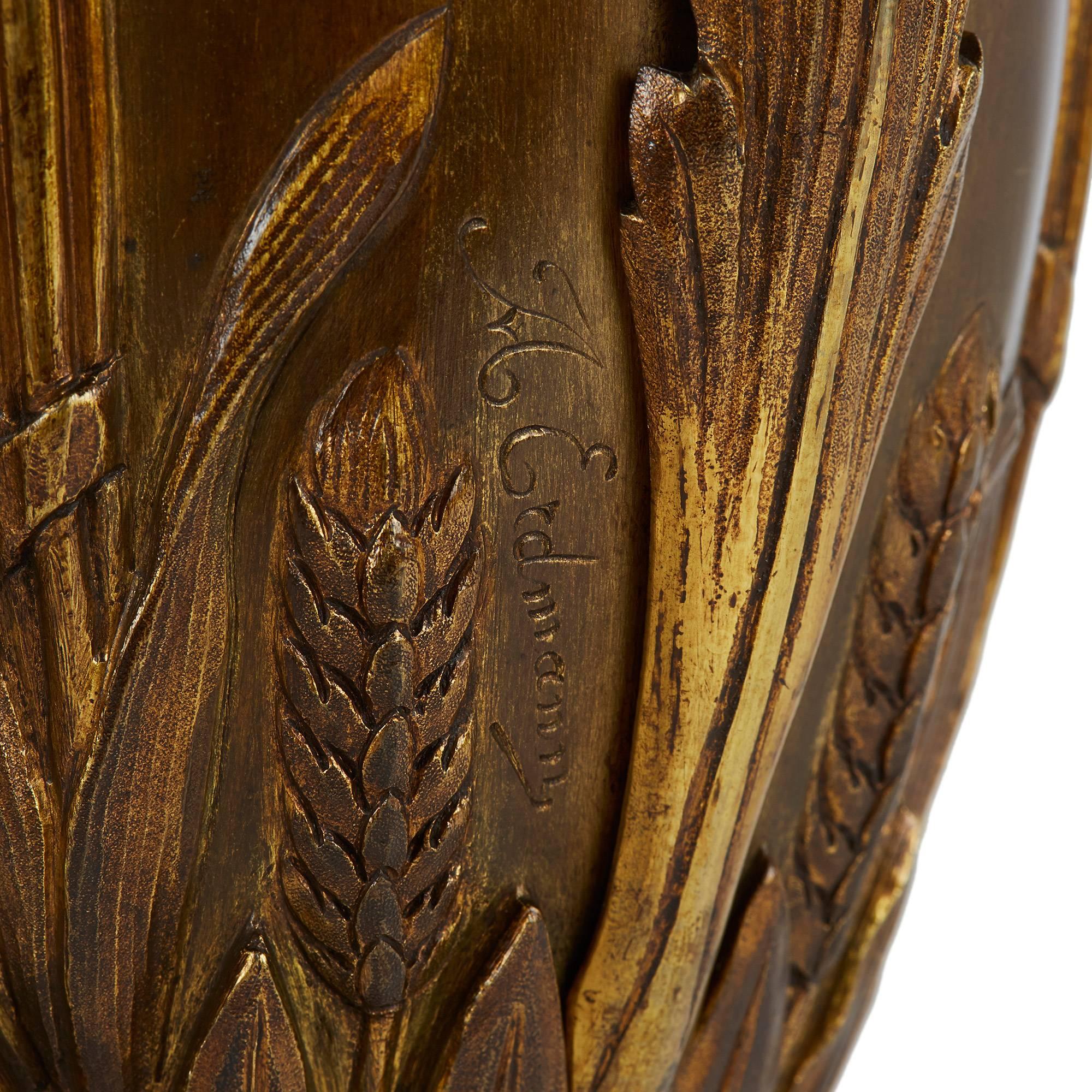 Allemand Paire de vases anciens à couvercle en bronze doré et patiné en vente