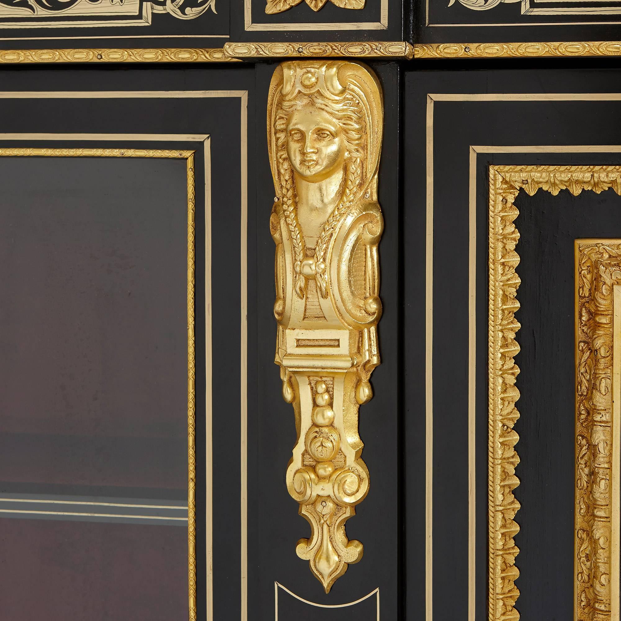Antiker Vitrine-Schrank aus Goldbronze- und Boulle-Ebonisiertem Holz im Zustand „Gut“ im Angebot in London, GB