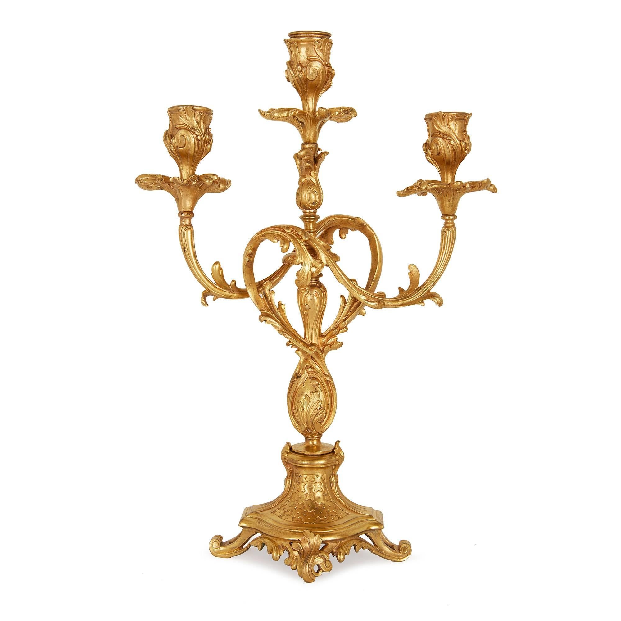 Français Ensemble d'horloges trois pièces en bronze doré de style Louis XVI par Barbedienne en vente