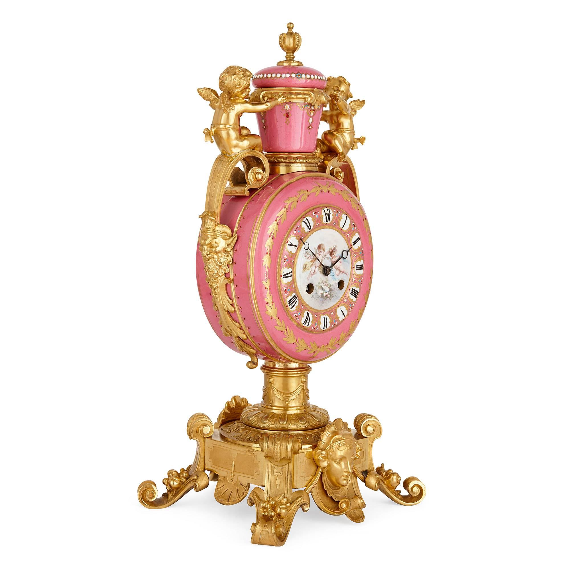 Das prächtige Uhrenset im neoklassischen Stil ist eine schöne Ergänzung für jede elegante Einrichtung. 

Das dreiteilige, antike französische Uhrenset besteht aus einer zentralen Uhr und einem Paar flankierender Vasen, die alle in rosafarbenem