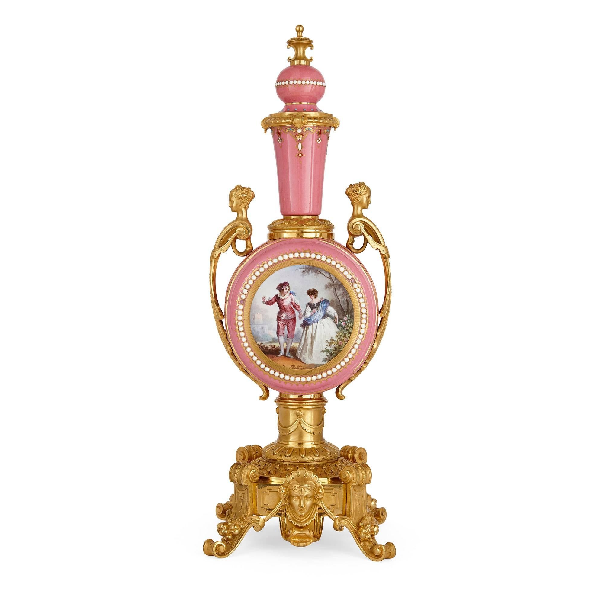 Doré Pendule trois pièces française ancienne de style Sèvres en bronze doré et porcelaine rose en vente