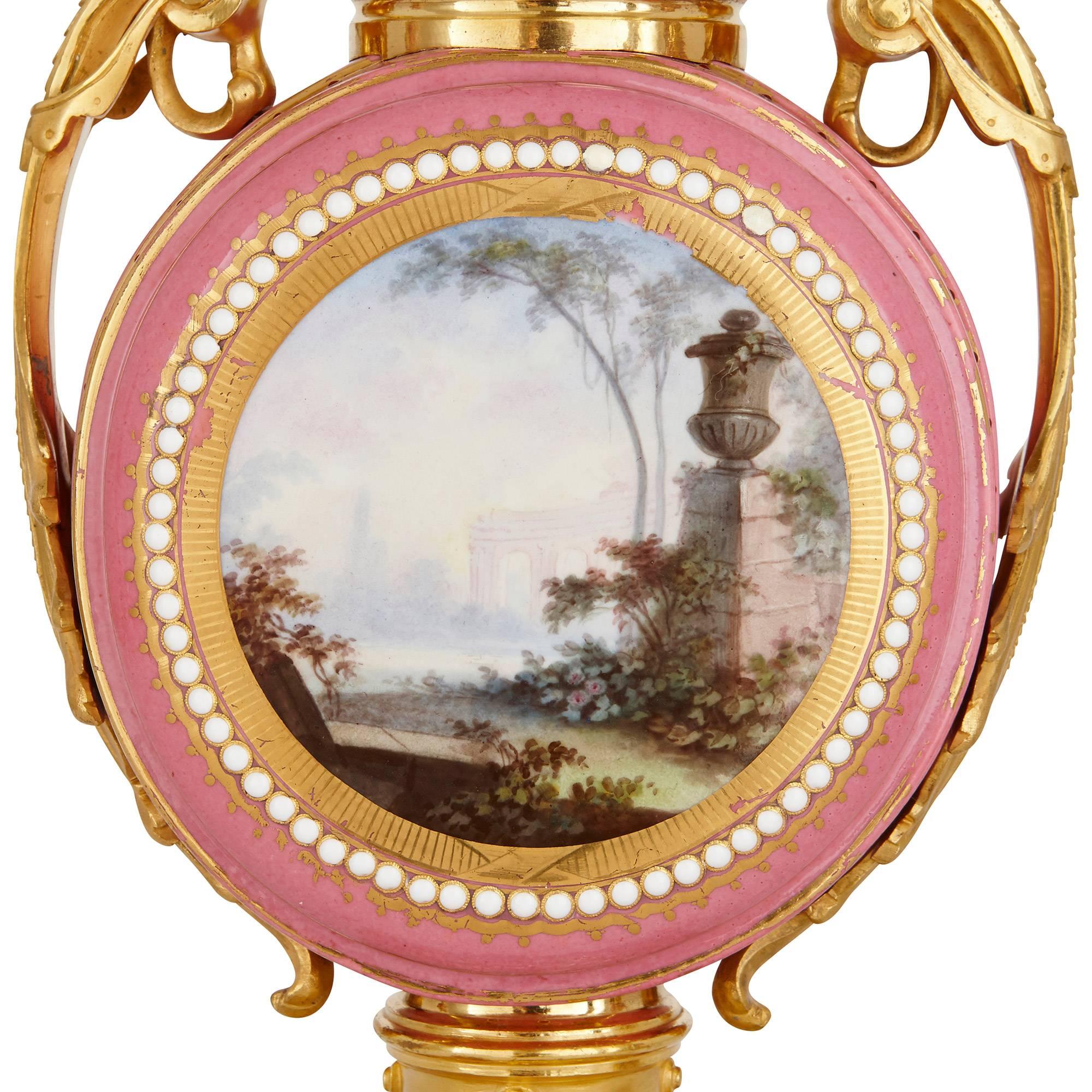 XIXe siècle Pendule trois pièces française ancienne de style Sèvres en bronze doré et porcelaine rose en vente