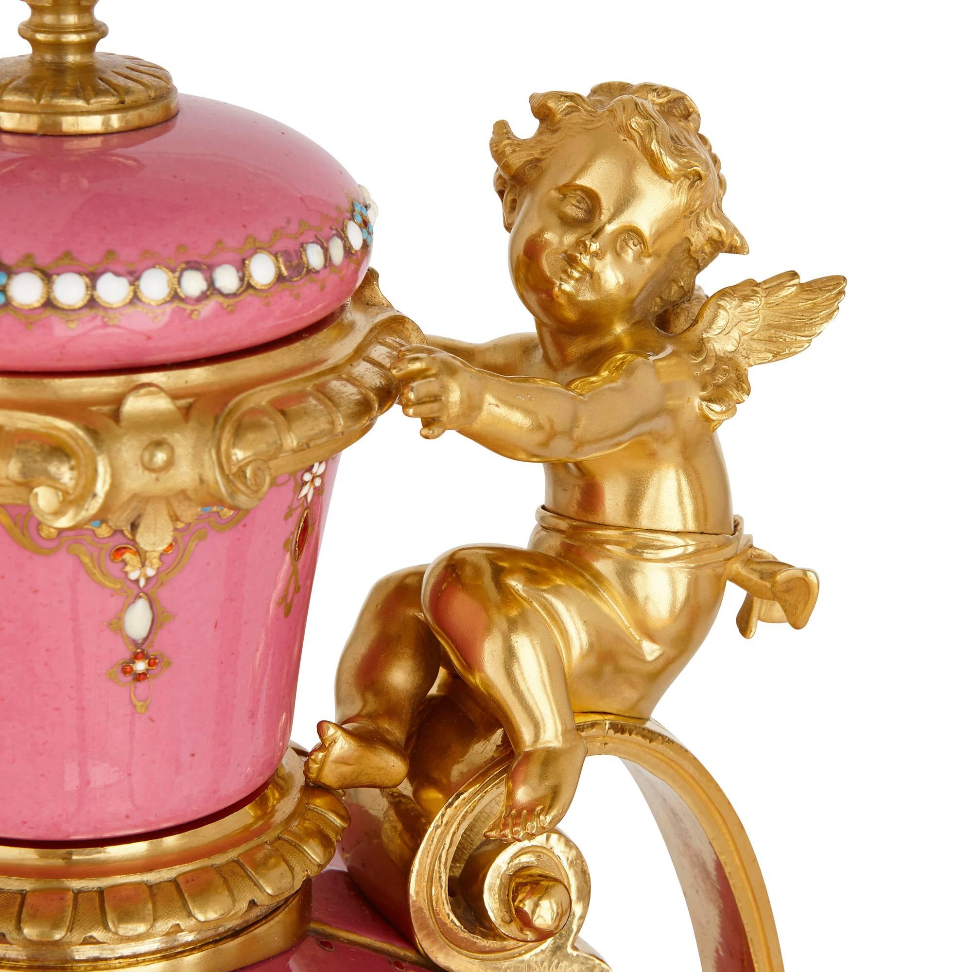 Français Pendule trois pièces française ancienne de style Sèvres en bronze doré et porcelaine rose en vente