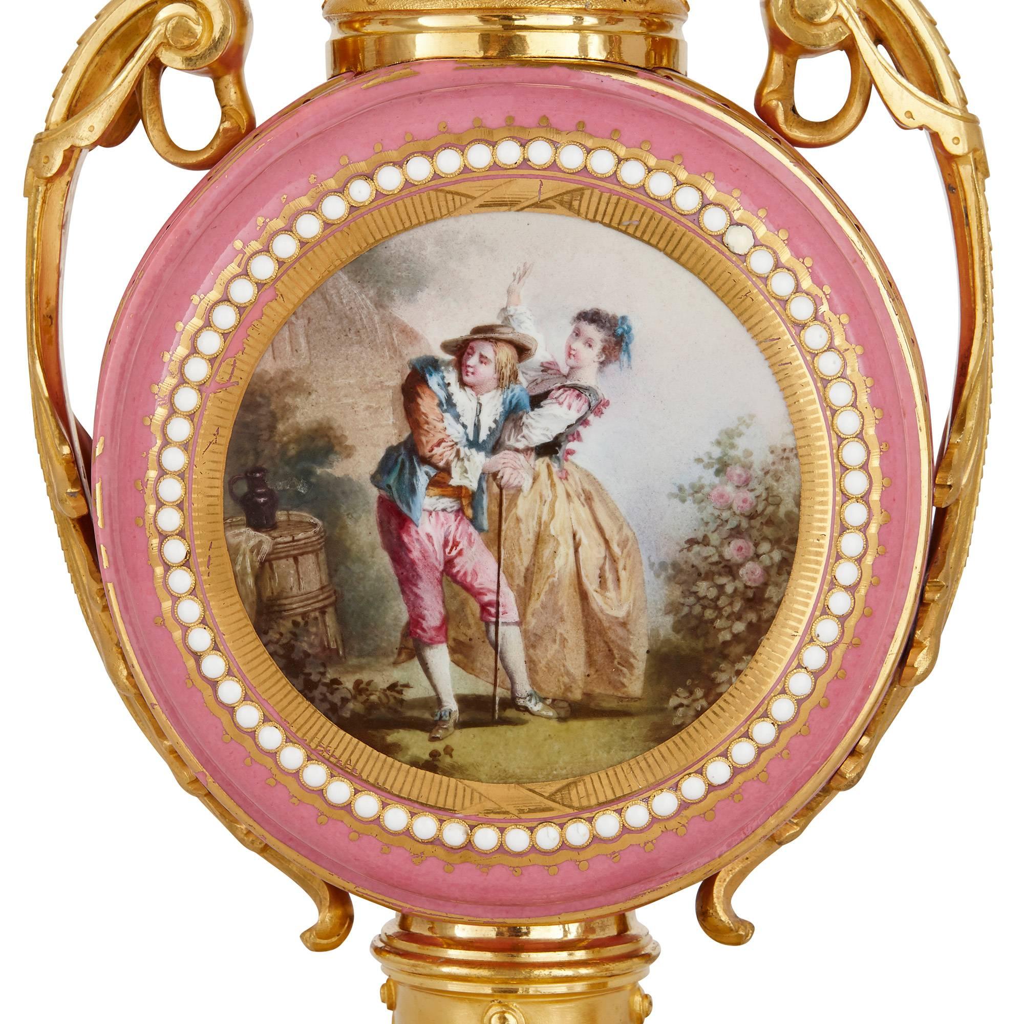 Bronze Pendule trois pièces française ancienne de style Sèvres en bronze doré et porcelaine rose en vente