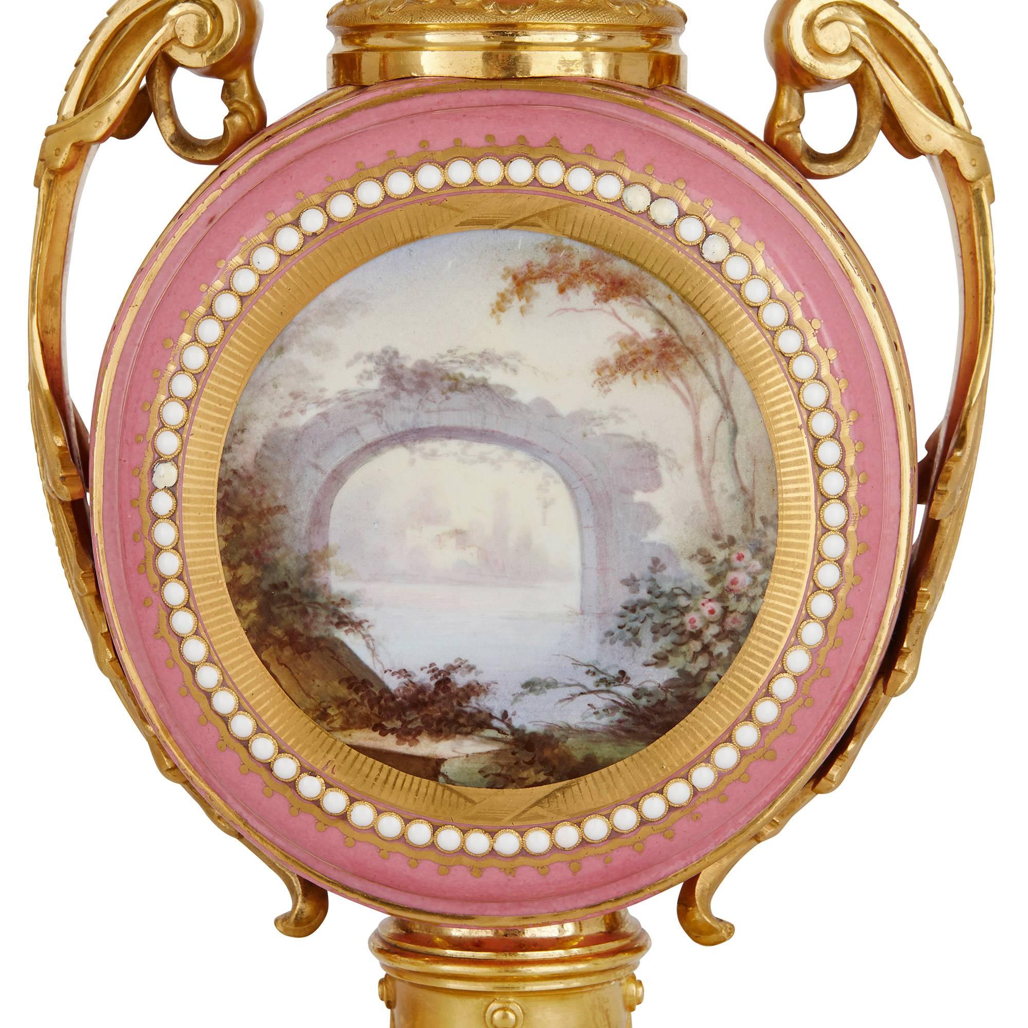 Pendule trois pièces française ancienne de style Sèvres en bronze doré et porcelaine rose en vente 1