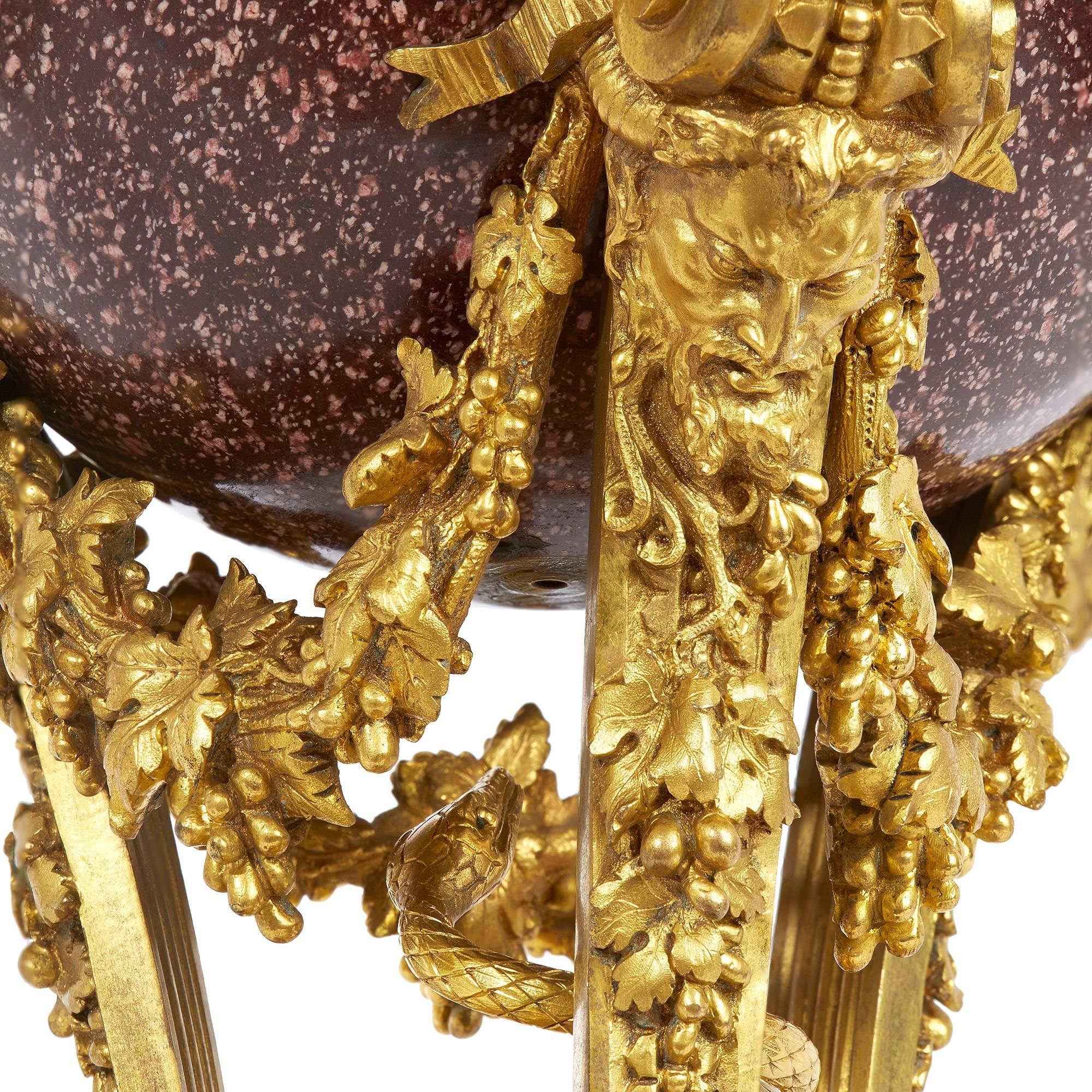 Diese atemberaubende antike Kaminsimsuhr zeichnet sich durch ihr schlangenförmiges Design aus, mit einem hängenden Schlangenkopf aus vergoldeter Bronze, der als Uhrzeiger dient.

Das um 360 Grad drehbare, kreisförmige Emailzifferblatt mit