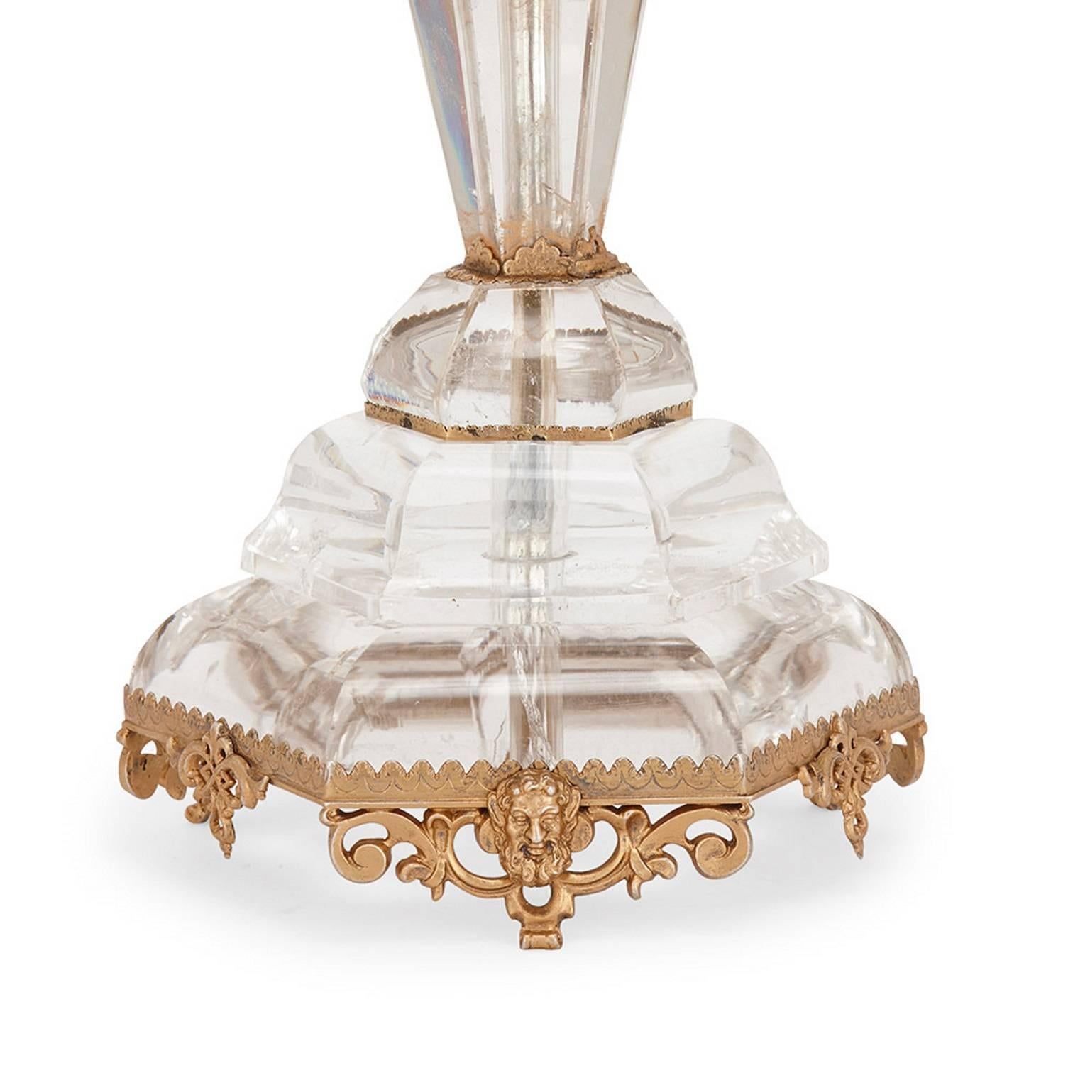 Dorato Coppia di antichi candelabri continentali in cristallo di rocca montati in argento in vendita