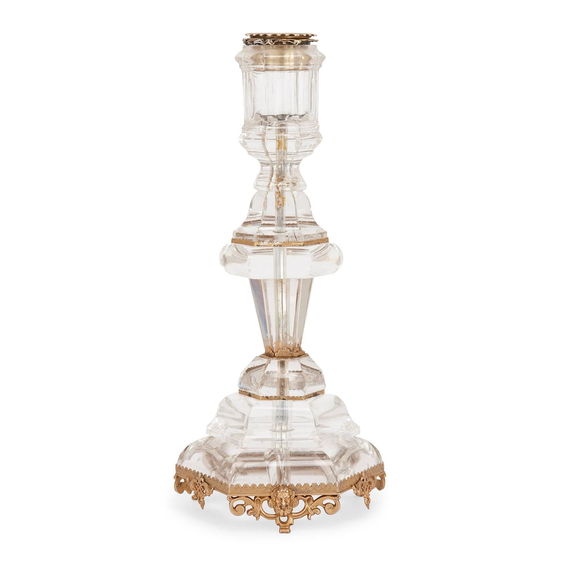 I corpi dei candelabri sono in cristallo di rocca fine e traslucido con montature in argento dorato; le montature della base dei candelabri sono decorate con motivi in stile neogotico e volti mascherati.

Lo stile neogotico è un movimento nato in