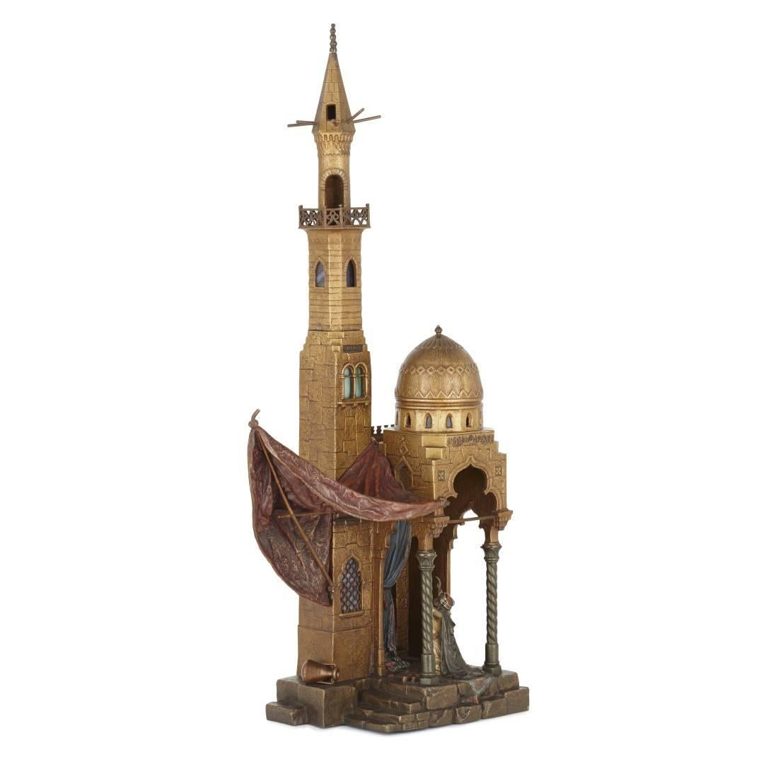La lampe autrichienne antique a été soigneusement moulée pour représenter une mosquée avec un minaret et un homme arabe priant sur son tapis ; la lampe est signée d'un 