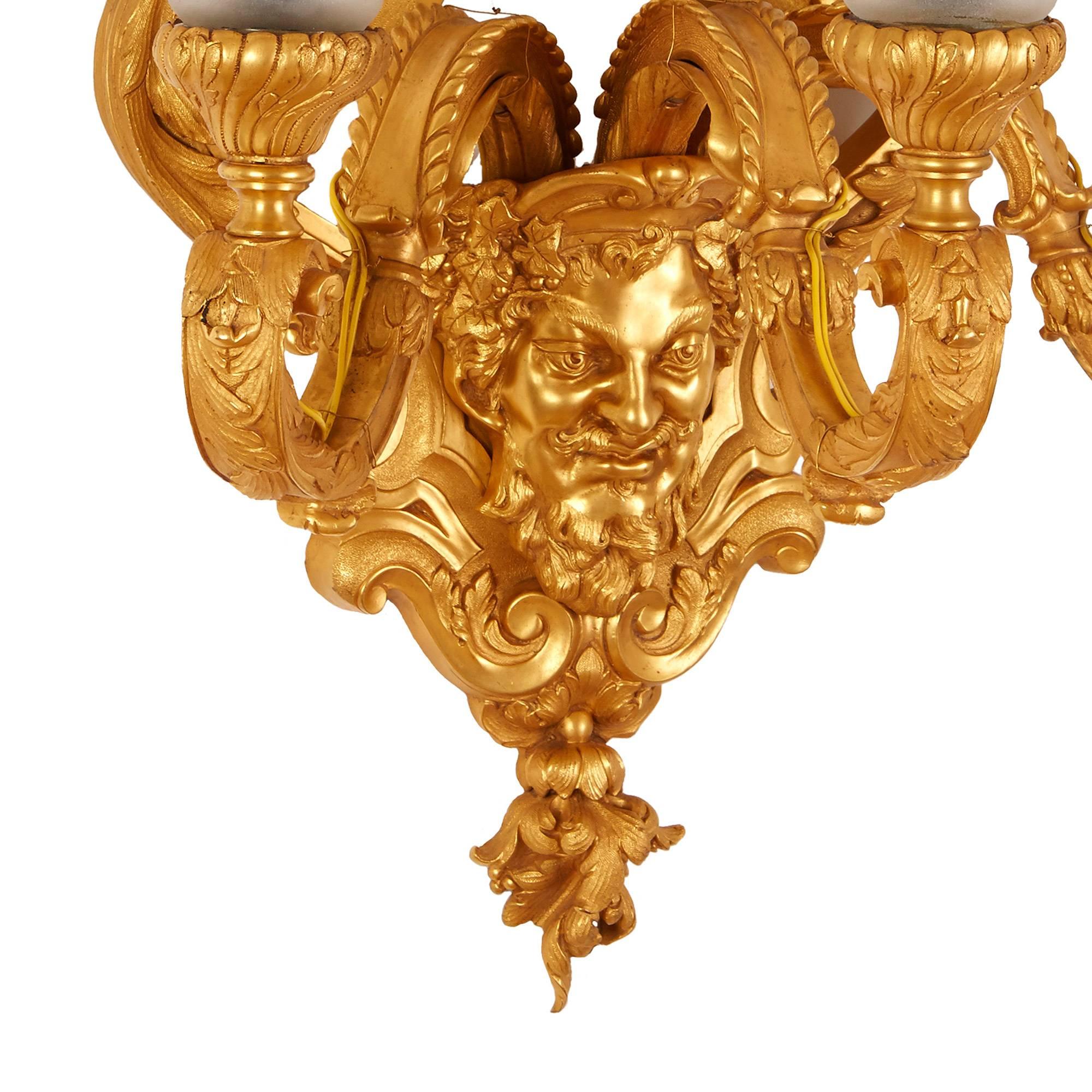 Satz von vier französischen Wandleuchten aus vergoldeter Bronze und Goldbronze mit drei Leuchten (Mattiert) im Angebot