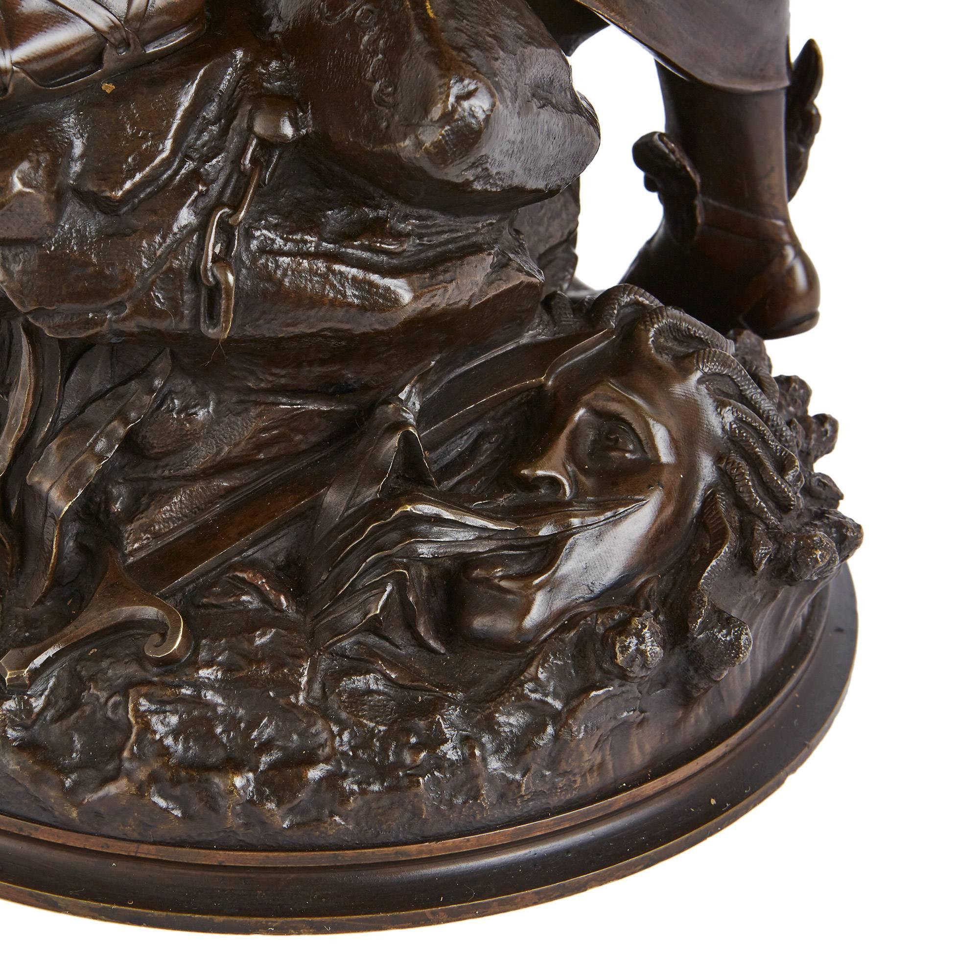 Groupe sculptural antique en bronze patiné représentant Andromède et Persée par Grégoire Bon état - En vente à London, GB