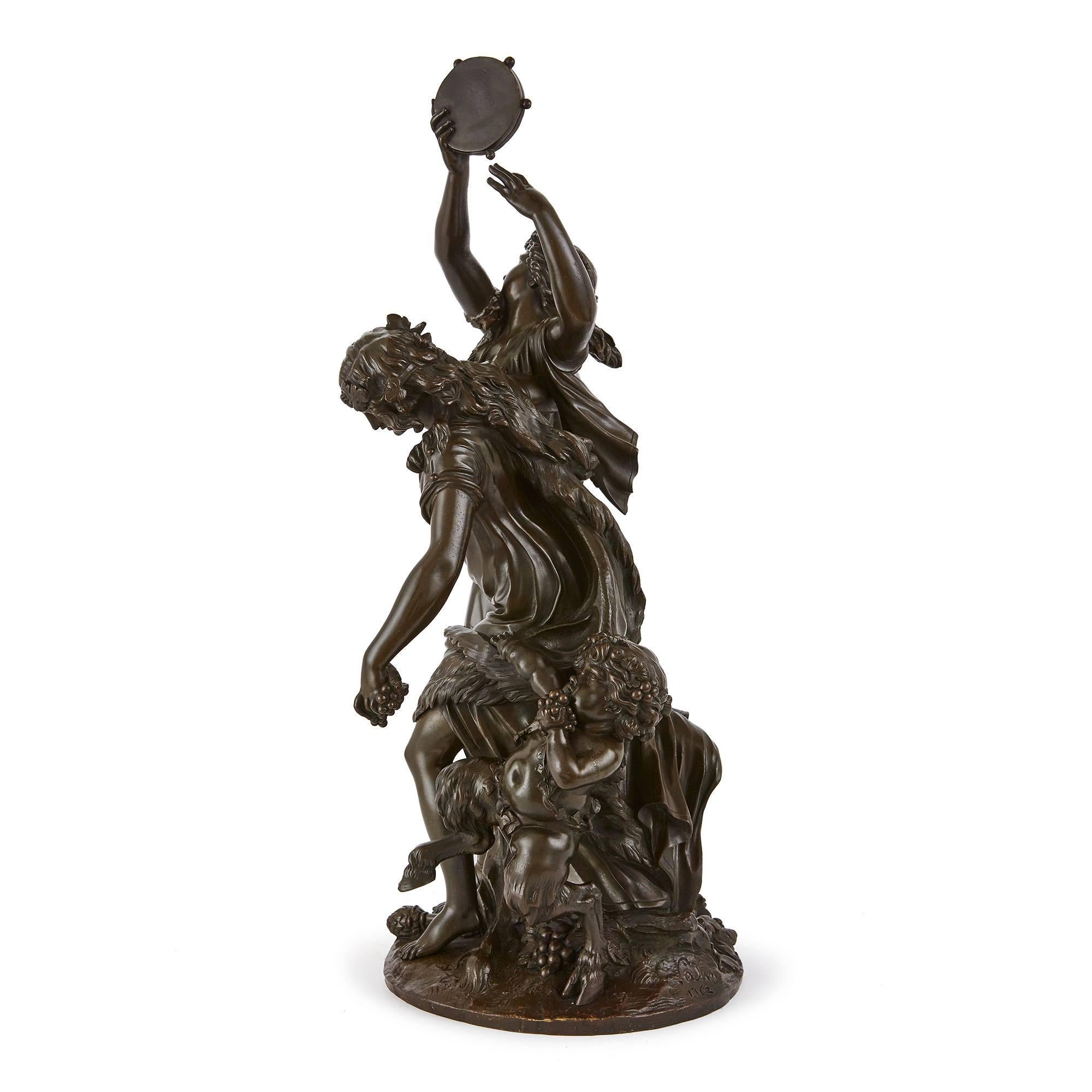 Diese dynamische antike patinierte Bronzeskulptur besteht aus zwei weiblichen Figuren und einem Satyr, die in einem Moment des wilden Tanzes und des bacchantischen Festes gefangen sind. Die Frauen sind in fließende Tuniken gekleidet und ihre Figuren