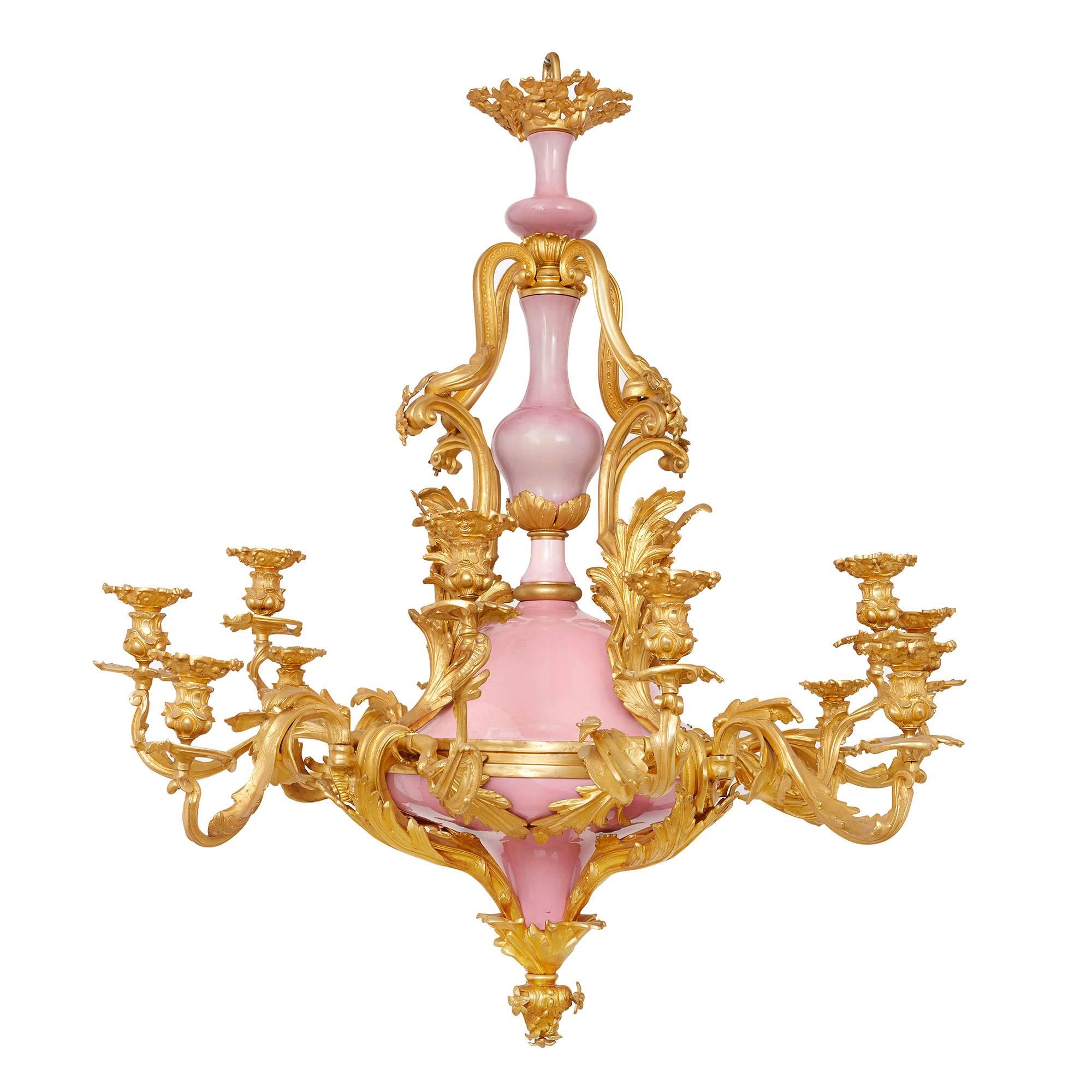 Französischer Kronleuchter im Belle Belle-Poque-Stil aus Goldbronze und rosa Porzellan mit zwölf Leuchten