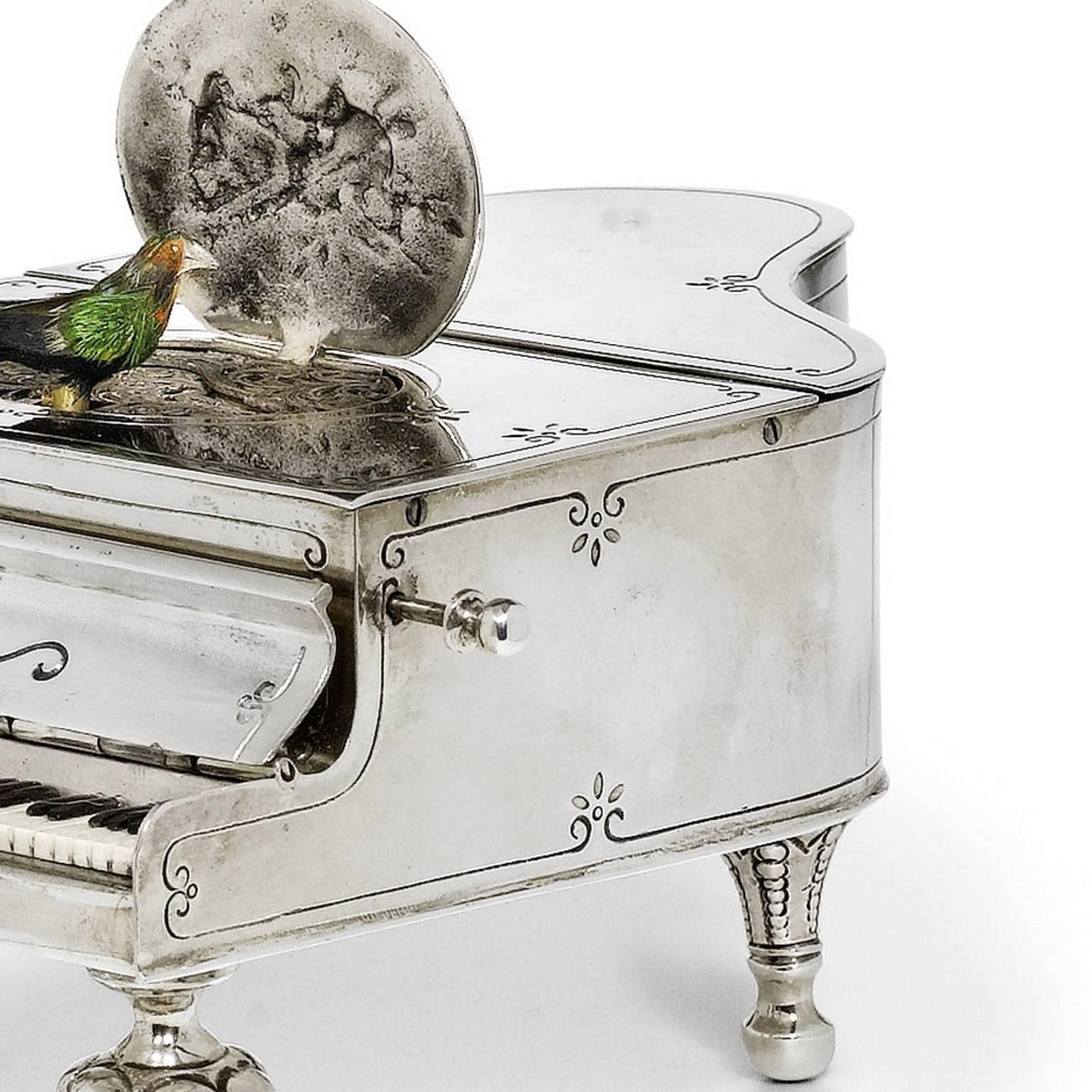 XIXe siècle Boîte à musique allemande d'antiquités en argent en forme de grand piano en vente