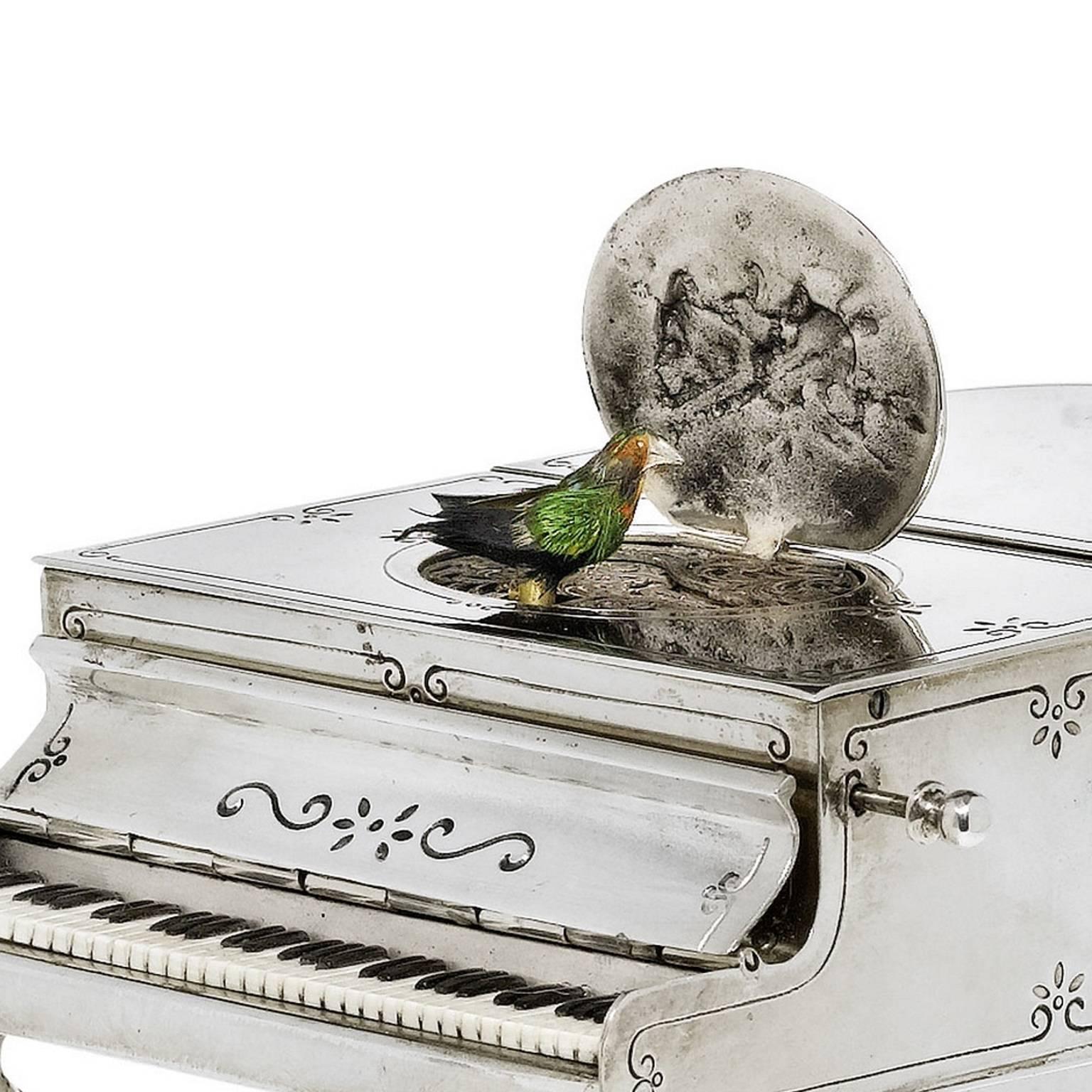 Allemand Boîte à musique allemande d'antiquités en argent en forme de grand piano en vente
