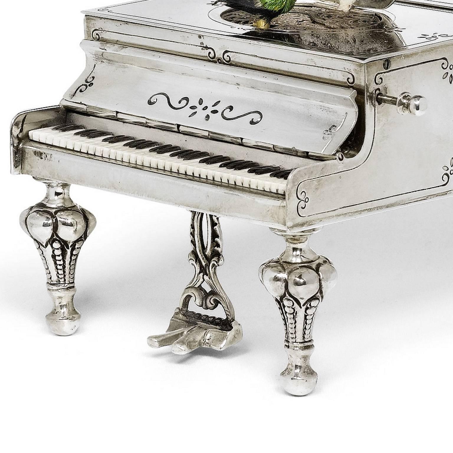 Boîte à musique allemande d'antiquités en argent en forme de grand piano Bon état - En vente à London, GB