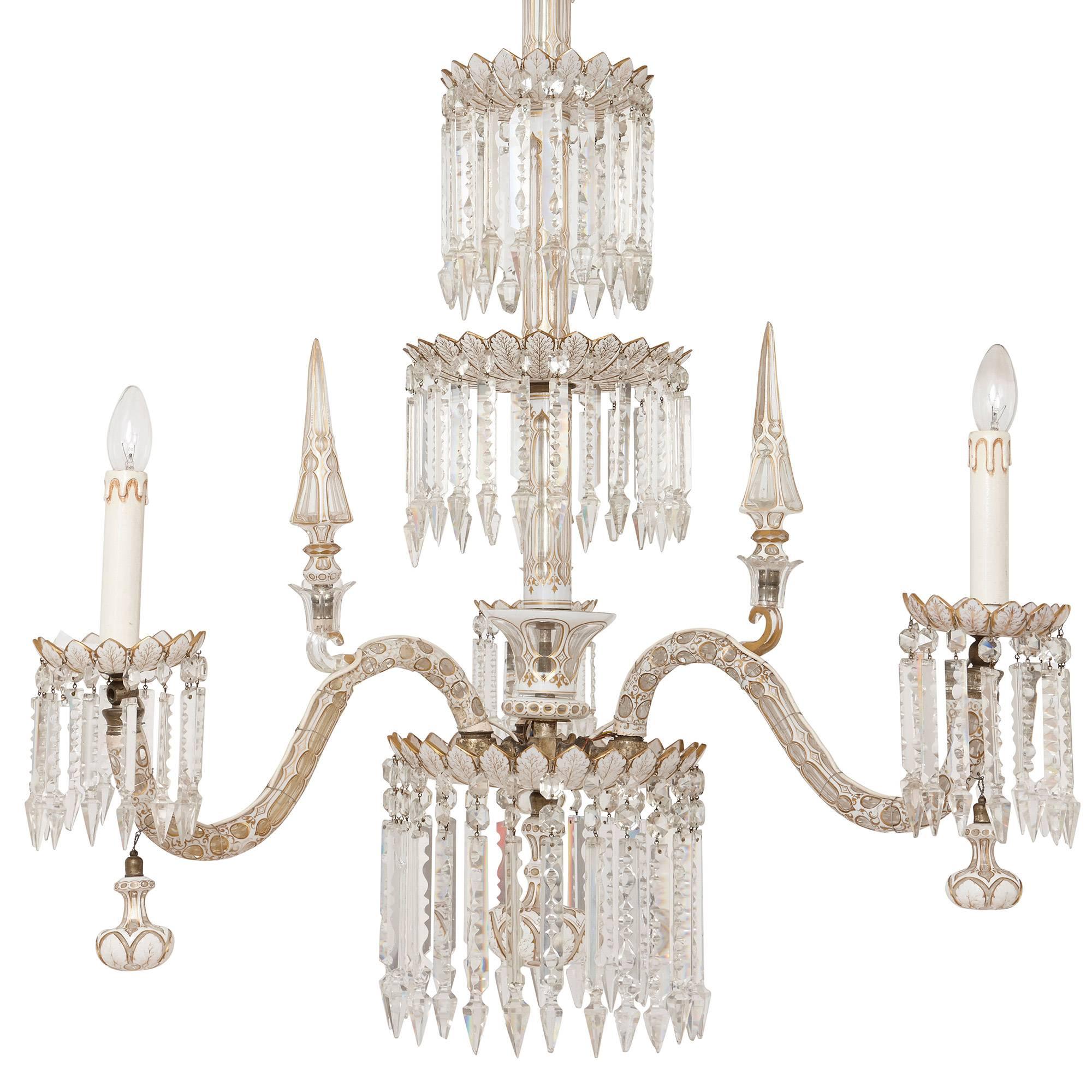 Ce magnifique lustre à gazoline bohémien ancien est fabriqué dans l'élégant style de la Belle Époque. Cette œuvre illustre le meilleur de l'artisanat bohémien du XIXe siècle, avec ses quatre étages gradués et ses trois bras de chandelle à volutes.