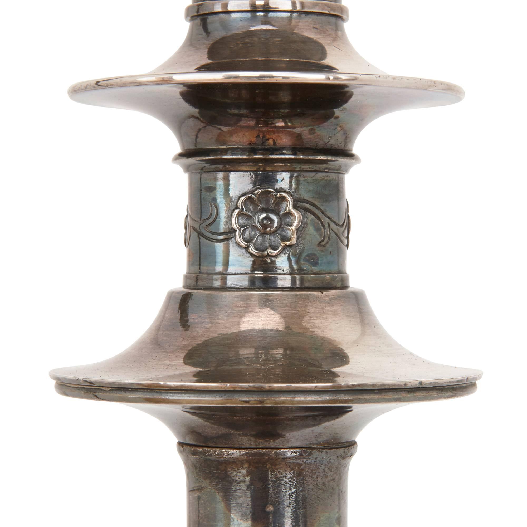 Große antike Stehlampen aus versilberter Bronze, Barbedienne zugeschrieben, Paar (Versilbert) im Angebot