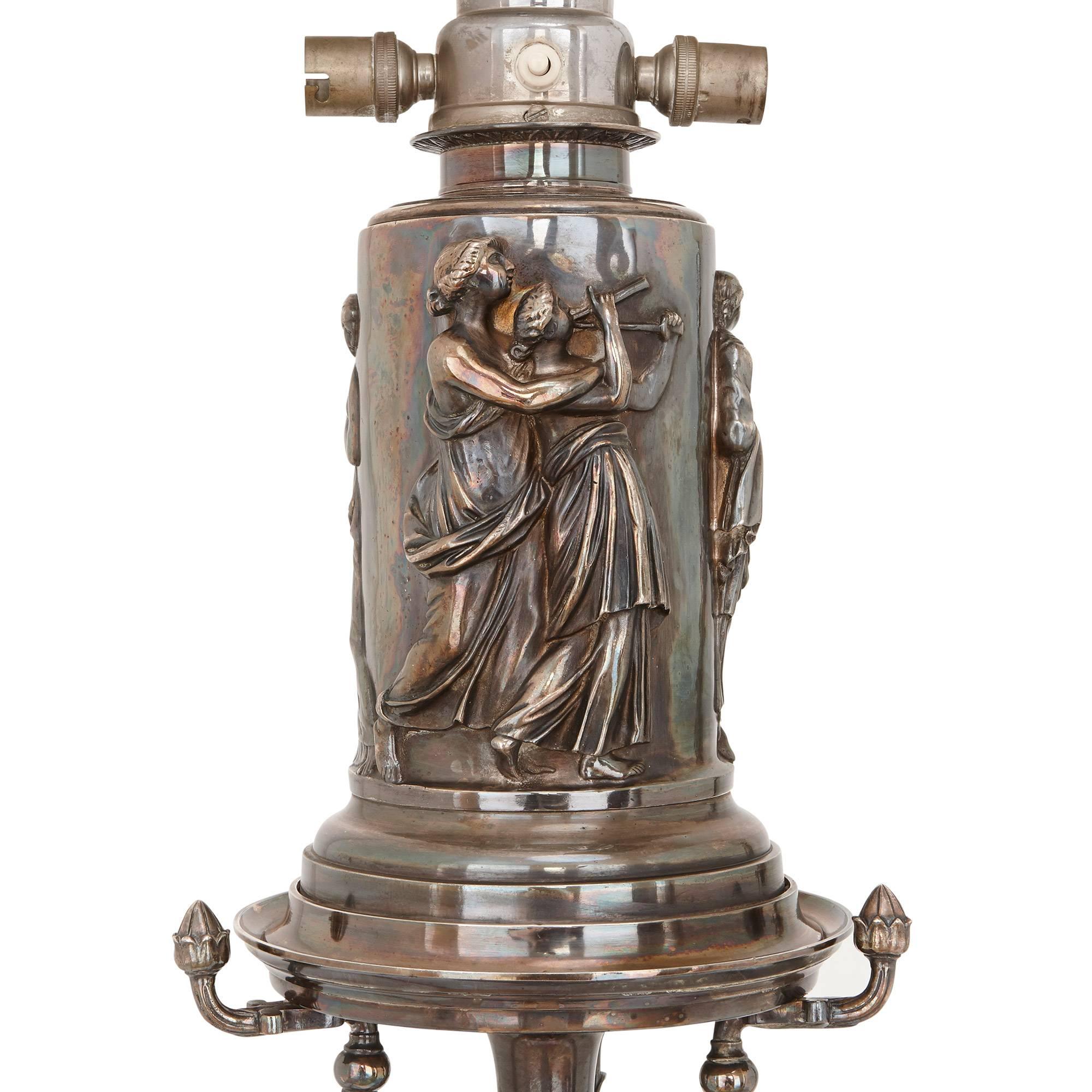 Diese schönen antiken französischen Stehlampen sind aus zarter versilberter Bronze gegossen und im raffinierten neoklassischen Stil verziert. Das Paar wäre eine atemberaubende Ergänzung für jedes luxuriöse Interieur. Jedes Paar hat einen mit