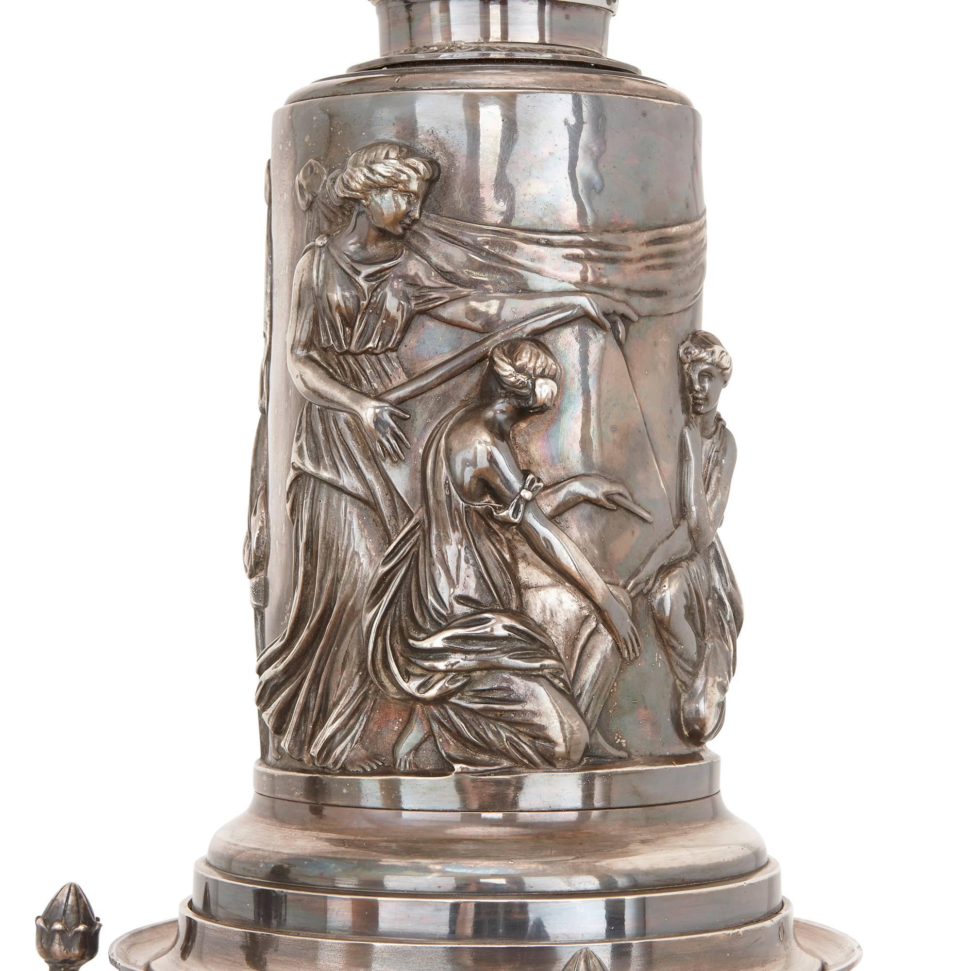 Néoclassique Paire de grands lampadaires anciens en bronze argenté, attribués à Barbedienne en vente