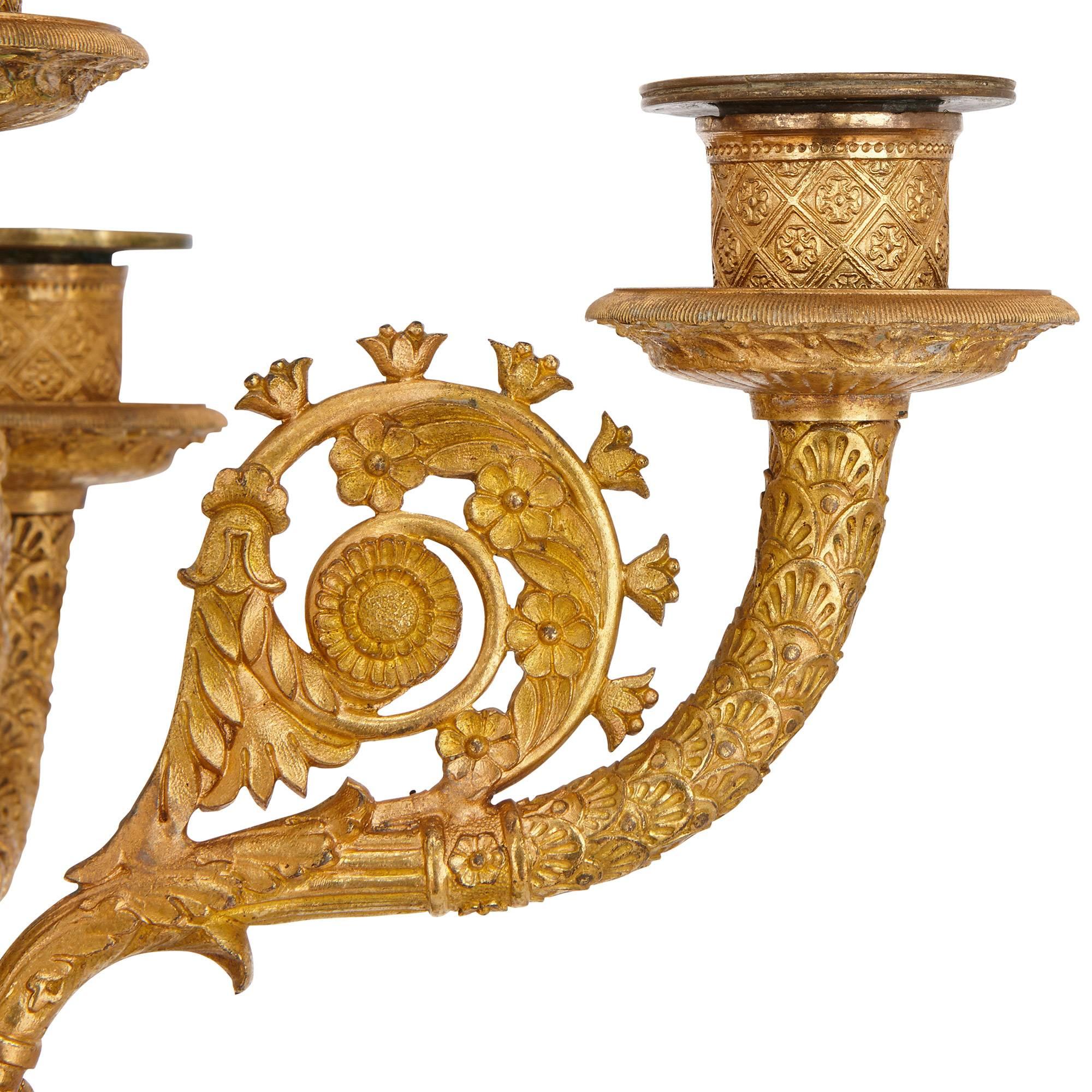 Zwei antike französische Empire-Kronleuchter aus Goldbronze und patinierter Bronze (Vergoldet) im Angebot