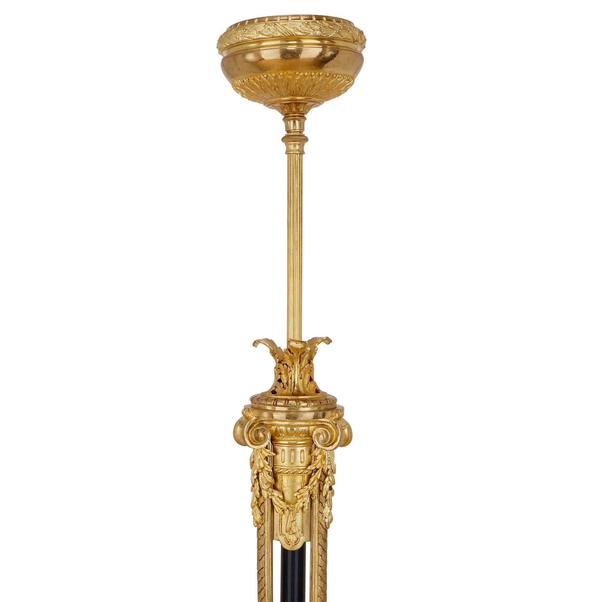 Große antike französische Fackel-Stehlampe aus Goldbronze im Louis-XVI.-Stil (Neoklassisch) im Angebot