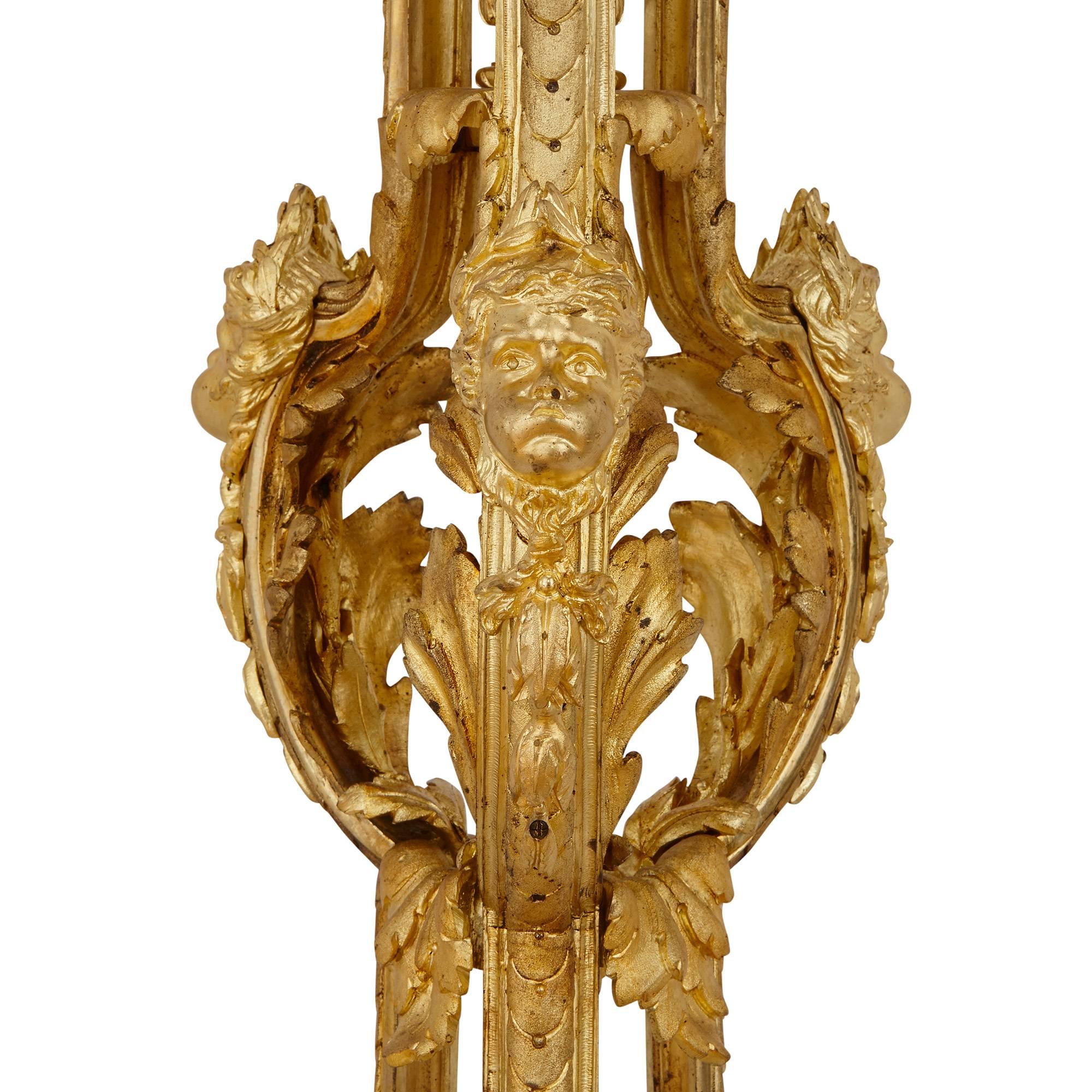 Große antike französische Fackel-Stehlampe aus Goldbronze im Louis-XVI.-Stil (Französisch) im Angebot