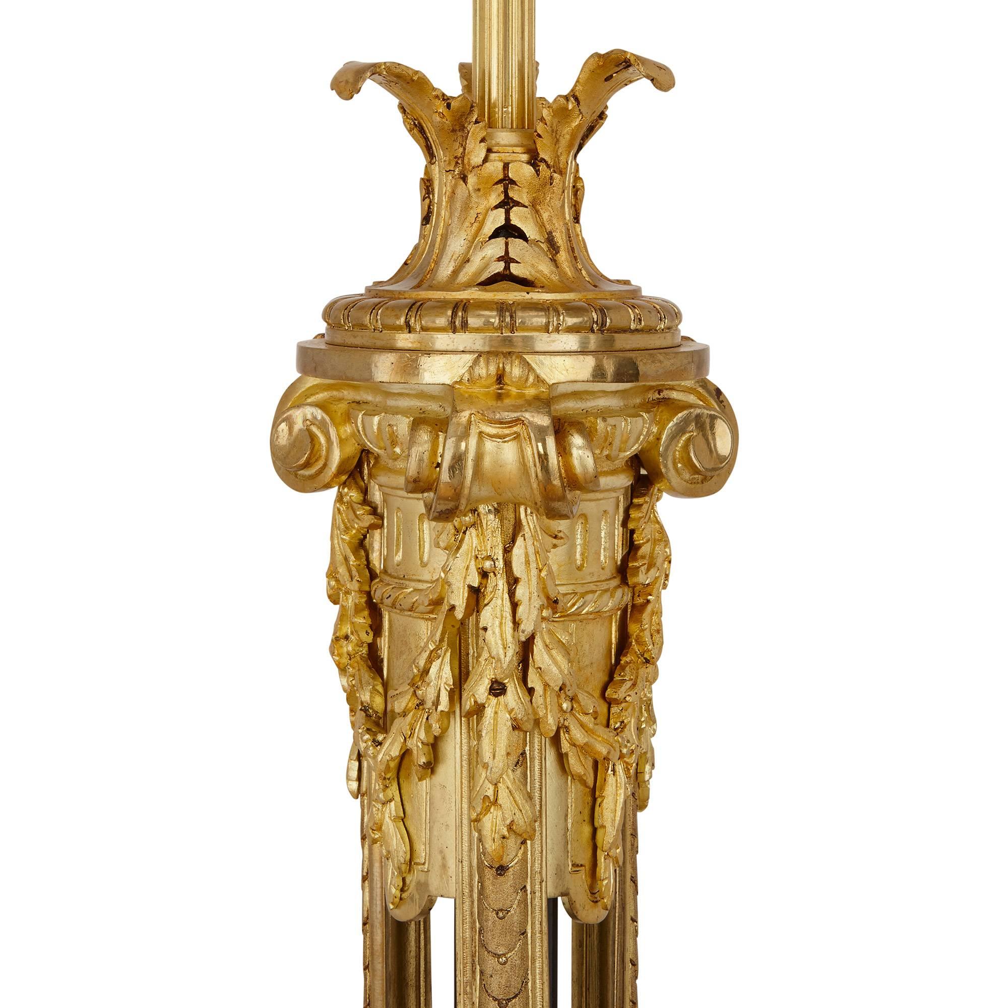 Néoclassique Grand lampadaire torchère de style Louis XVI français ancien en bronze doré en vente
