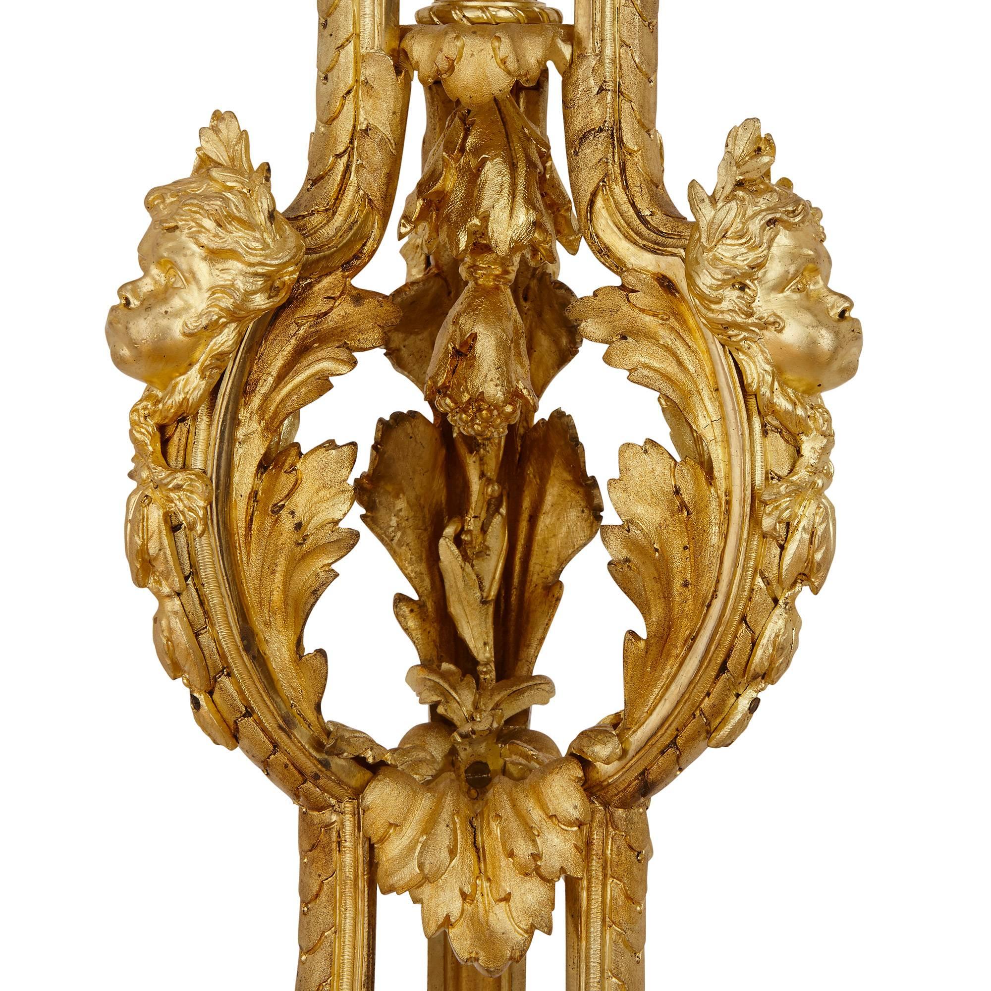 Große antike französische Fackel-Stehlampe aus Goldbronze im Louis-XVI.-Stil (19. Jahrhundert) im Angebot