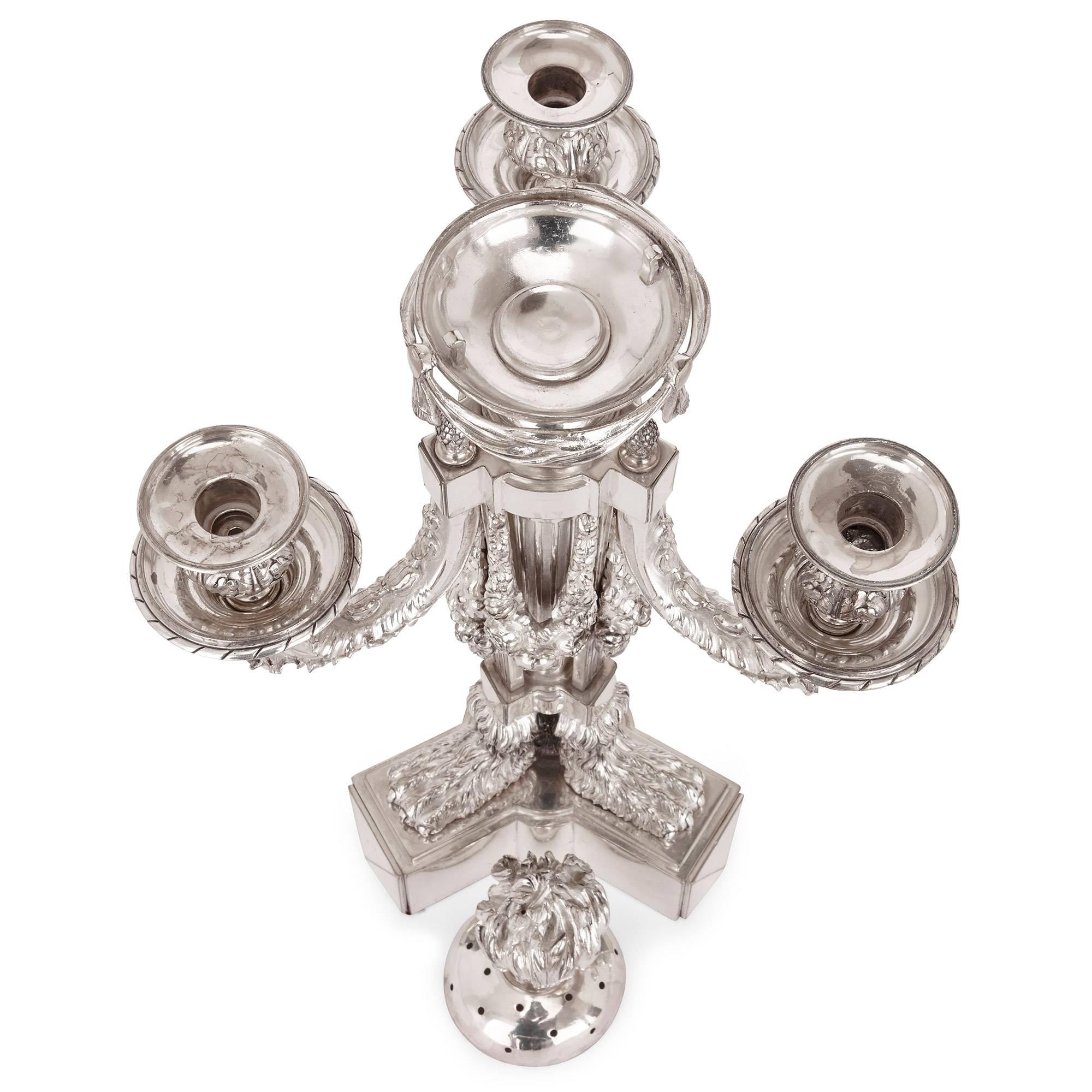 Régence Coppia di candelabri francesi in argento placcato in vendita