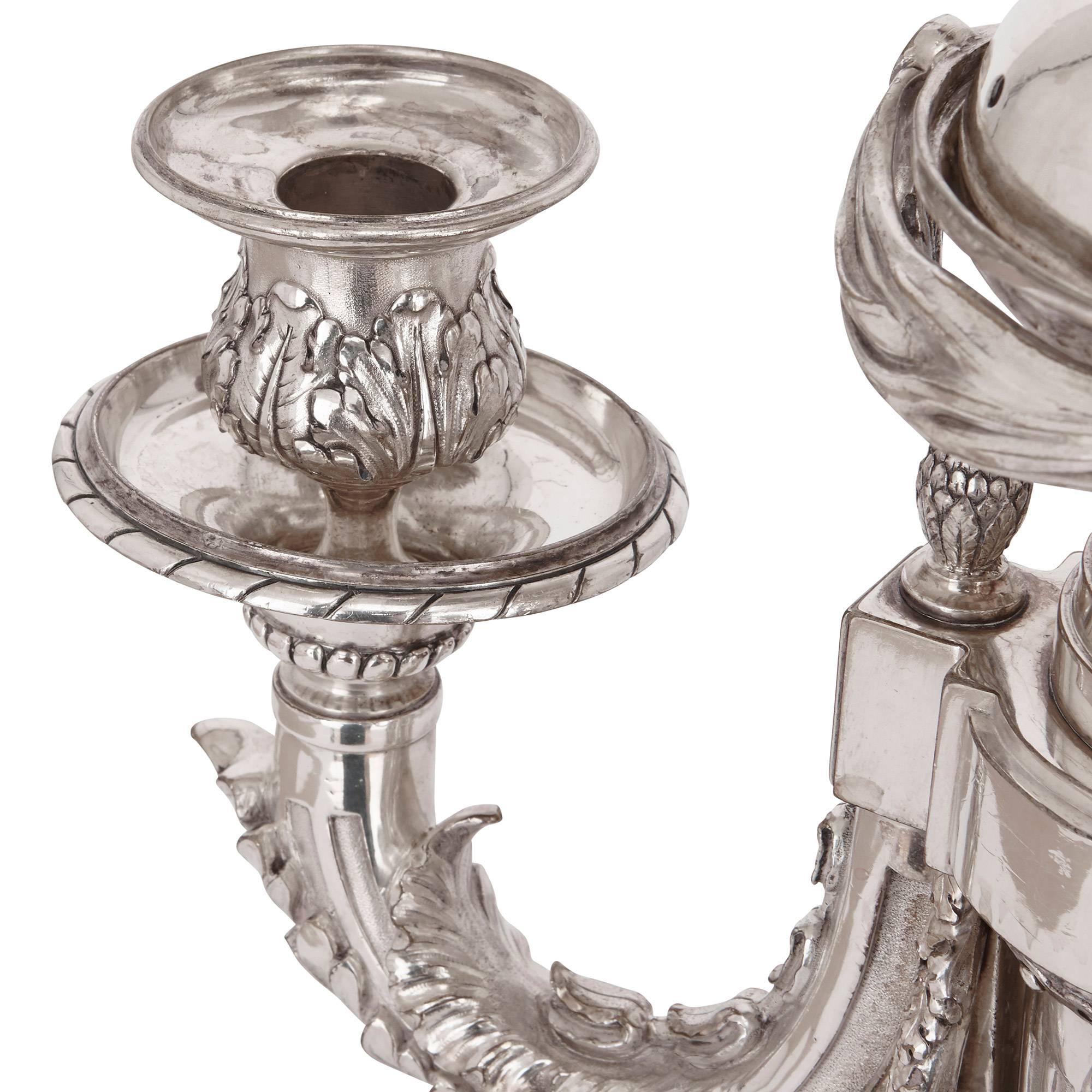 Francese Coppia di candelabri francesi in argento placcato in vendita