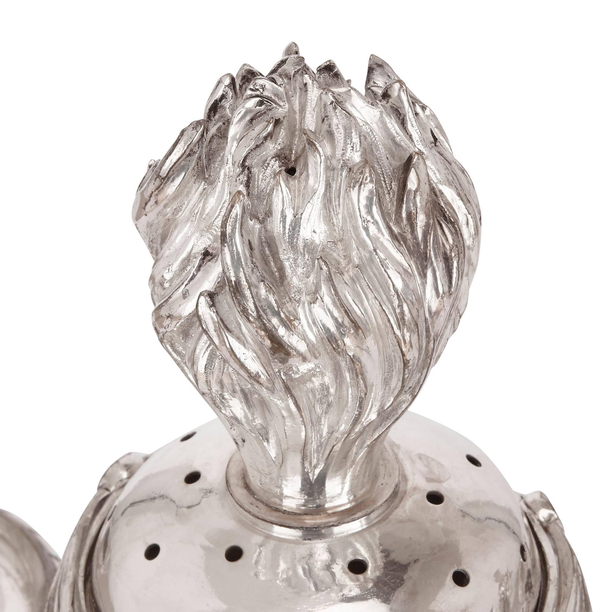 Placcato argento Coppia di candelabri francesi in argento placcato in vendita