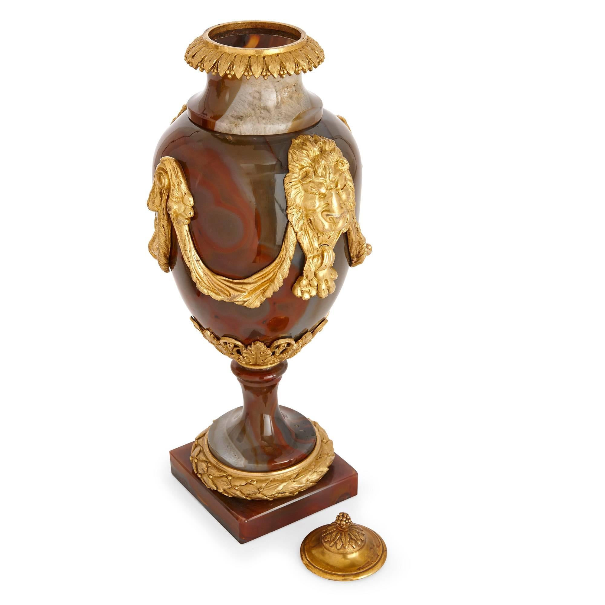 Paar französische Vasen aus vergoldeter Bronze und Achat aus der Louis-XVI.-Periode (Louis XVI.) im Angebot