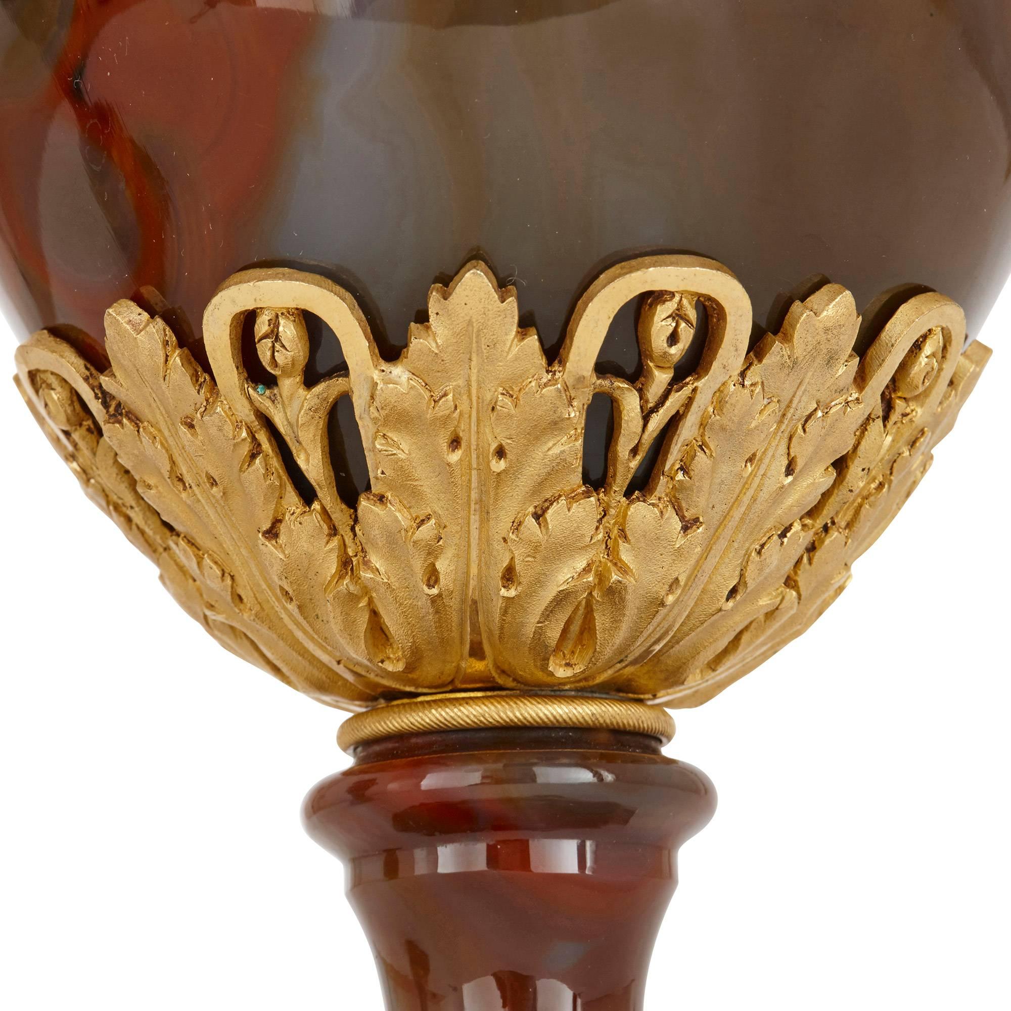 Paar französische Vasen aus vergoldeter Bronze und Achat aus der Louis-XVI.-Periode im Zustand „Hervorragend“ im Angebot in London, GB