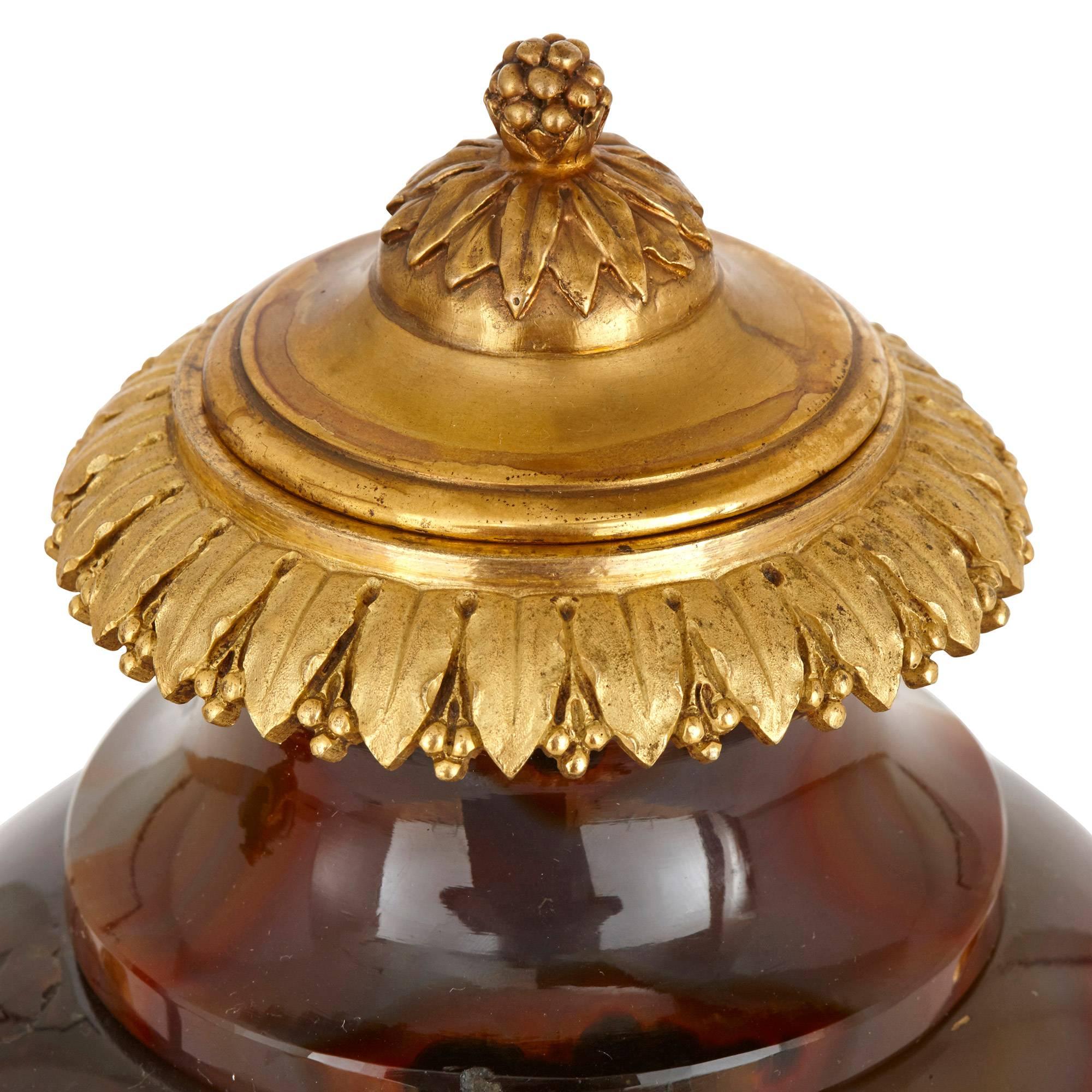 Paar französische Vasen aus vergoldeter Bronze und Achat aus der Louis-XVI.-Periode (Vergoldet) im Angebot
