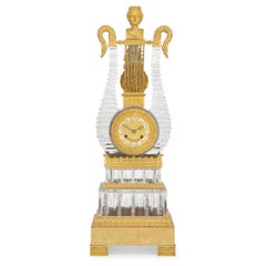 Reloj de chimenea francés de época de la Restauración, de bronce dorado y cristal tallado