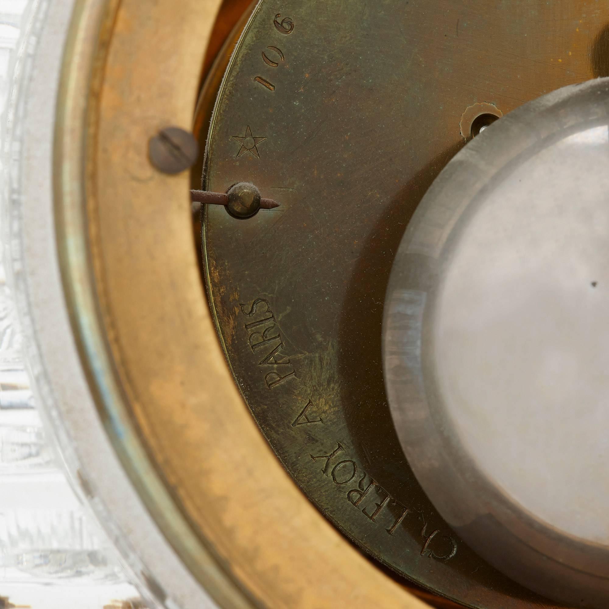 Französische Kaminsimsuhr aus vergoldeter Bronze und geschliffenem Glas aus der Restaurationszeit im Angebot 4