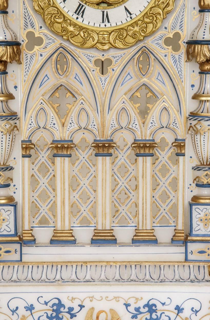 Dreiteilige Alabaster-Uhrengarnitur in Form einer neugotischen Kathedrale (Gotisch) im Angebot