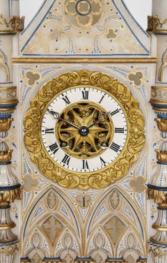 Tre pezzi di orologio in alabastro a forma di cattedrale neo-gotica