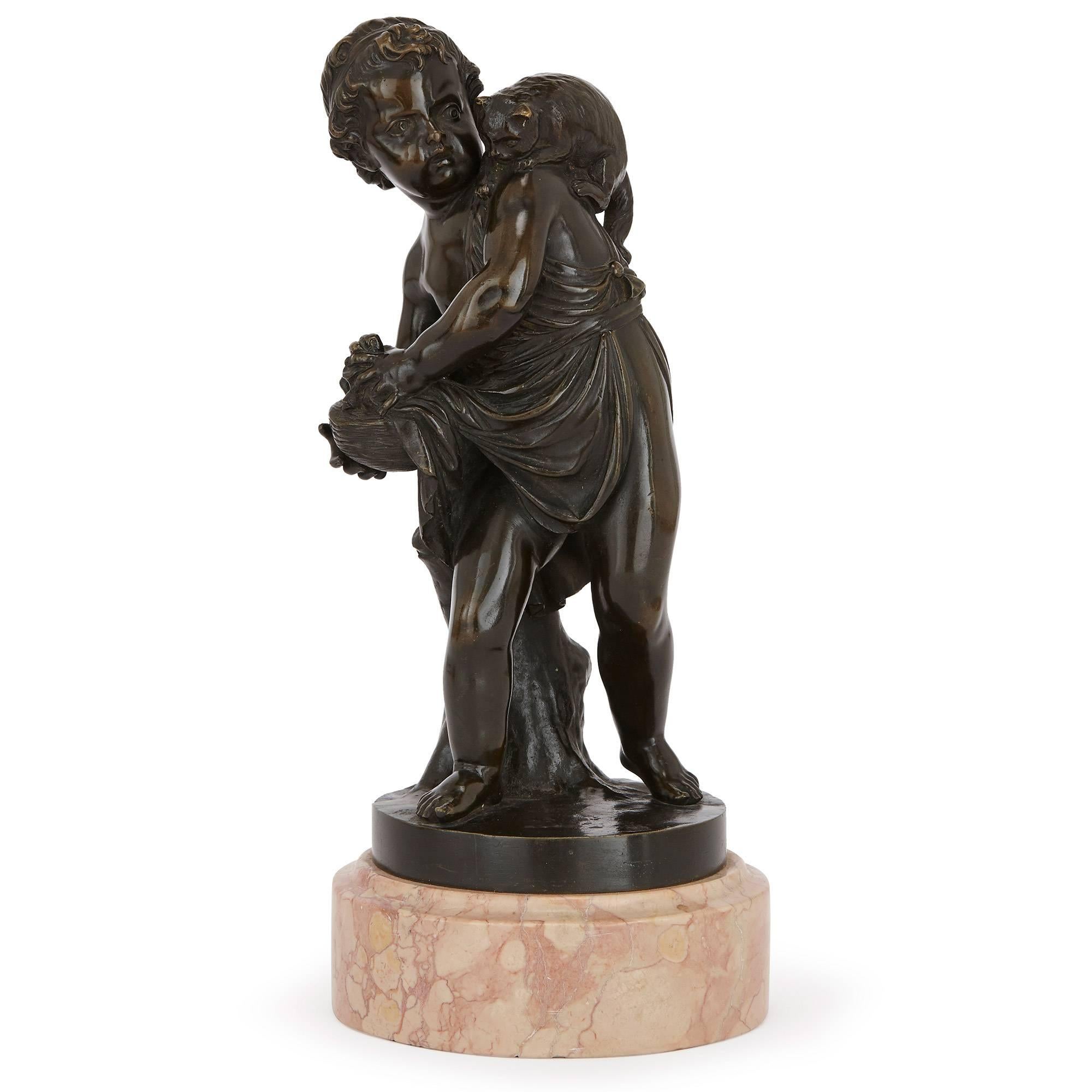 Ein Paar antike Bronzefiguren von Putten und Tieren (Neoklassisch) im Angebot