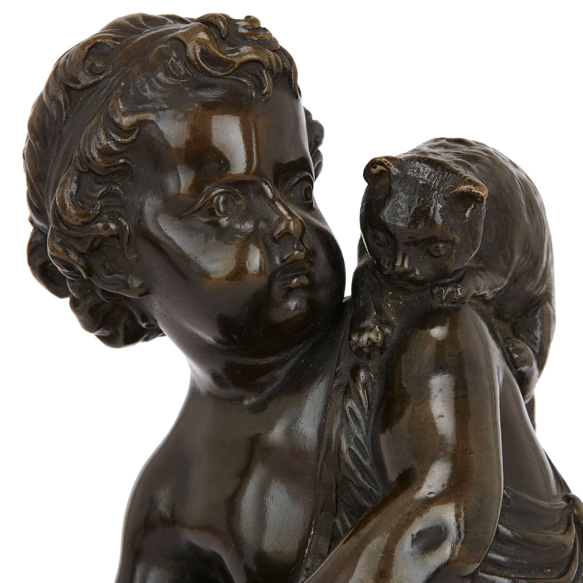 Francese Coppia di figure in bronzo antico di cherubini e animali in vendita