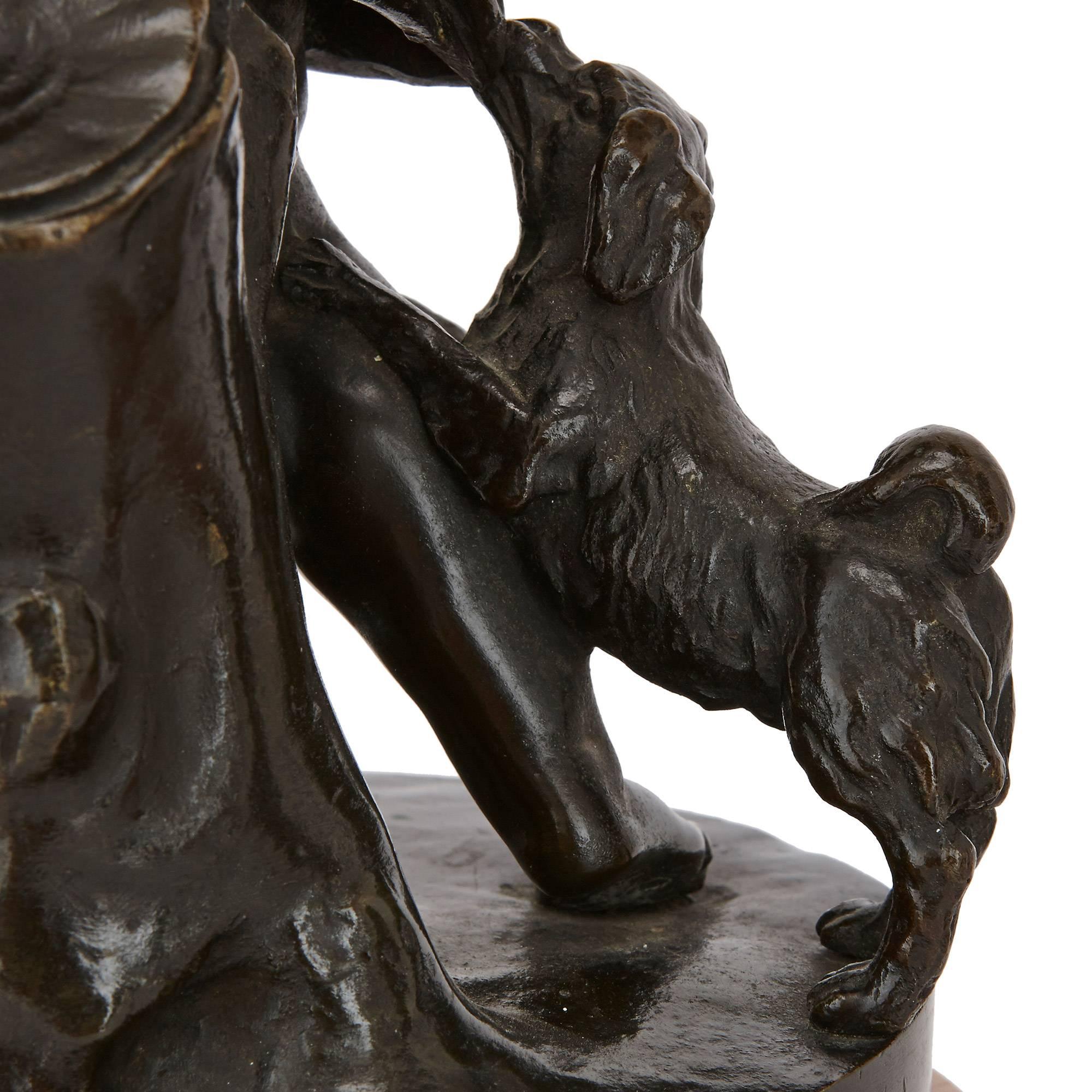 Ein Paar antike Bronzefiguren von Putten und Tieren im Angebot 1