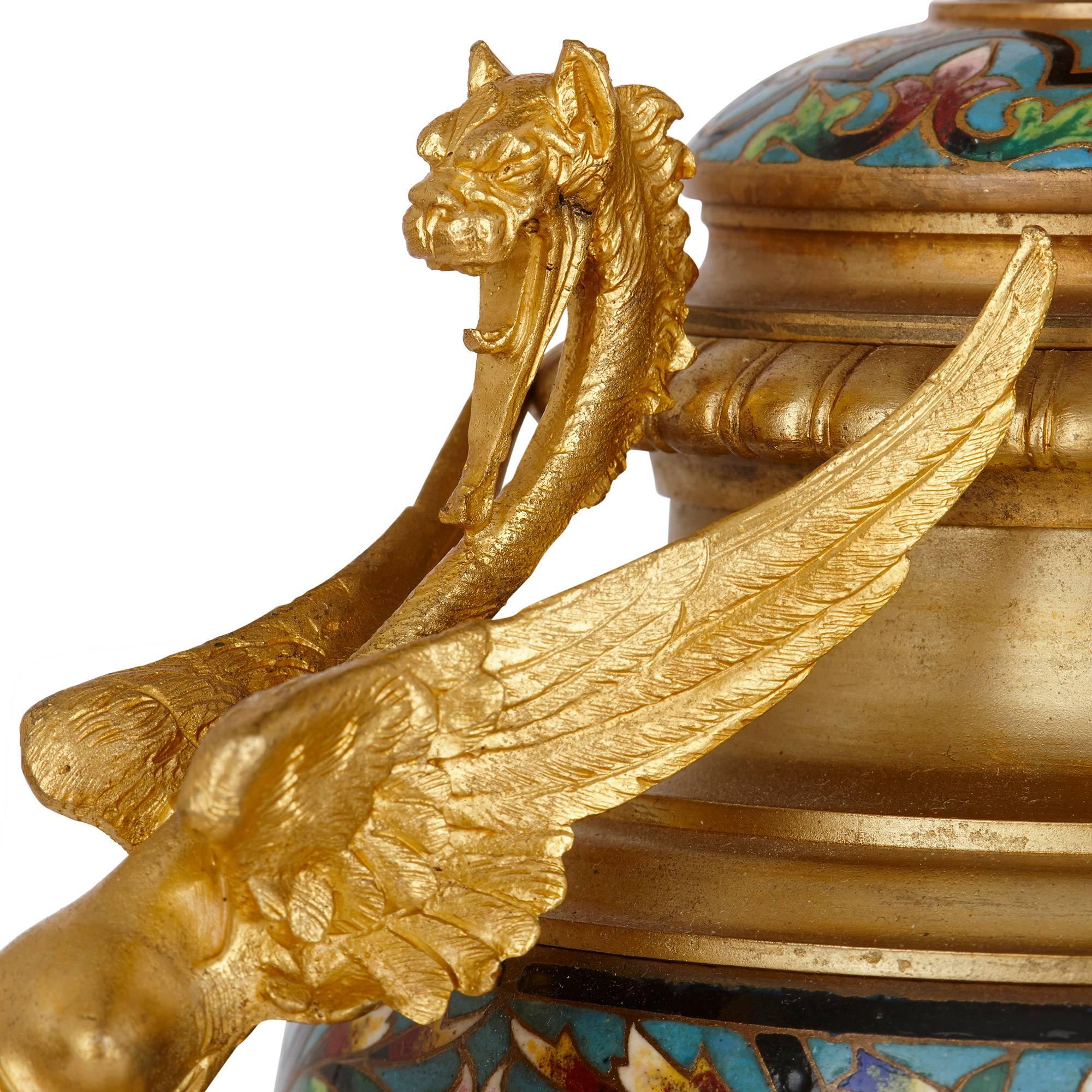 Ensemble d'horloges de style néoclassique français en bronze doré et émail cloisonné en vente 1