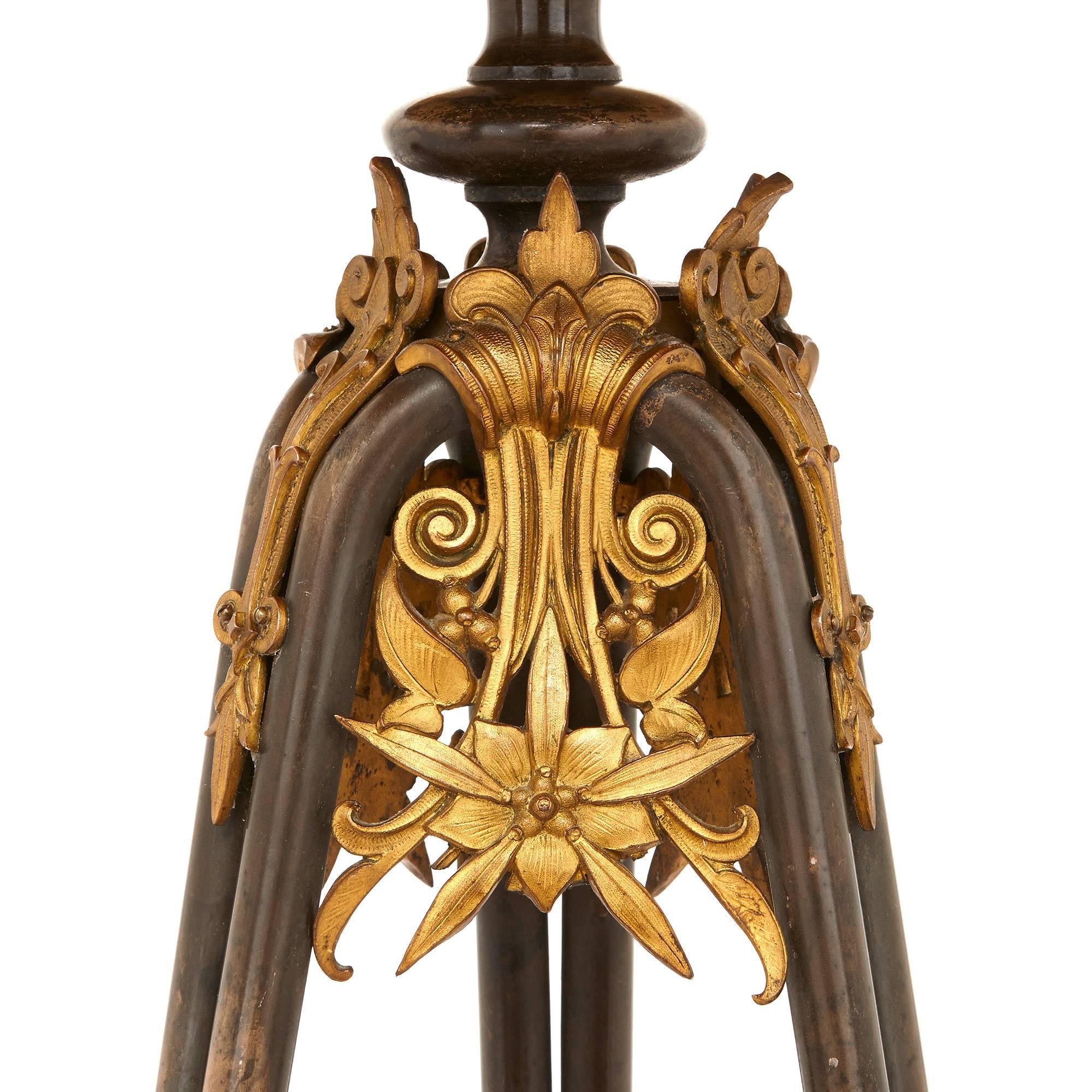 Bronze doré Aiguière sur pied en bronze doré et patiné, attribuée à Barbedienne en vente