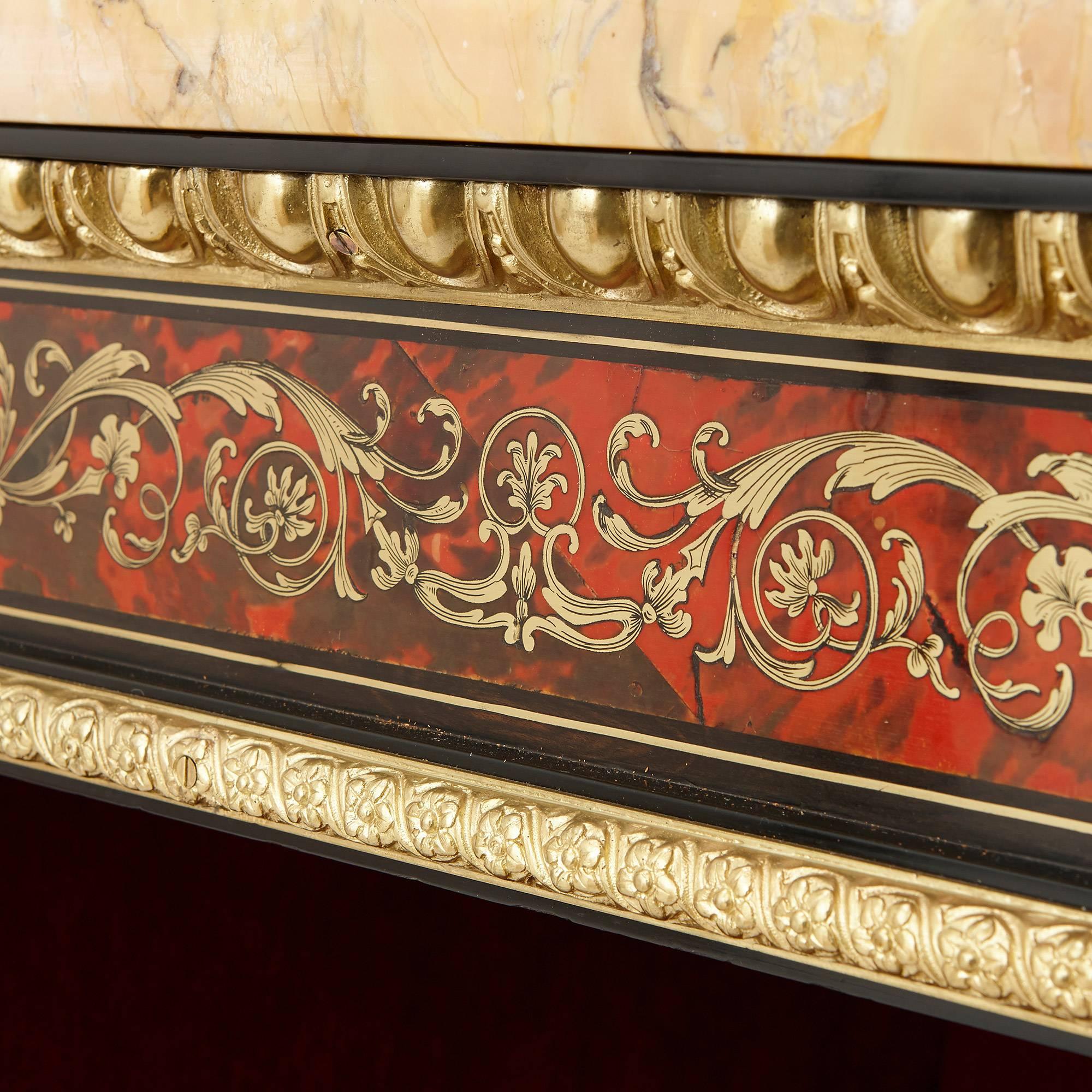 Napoléon III Grande vitrine d'antiquités en bois ébénisé montée sur bronze doré et travail Boulle en vente