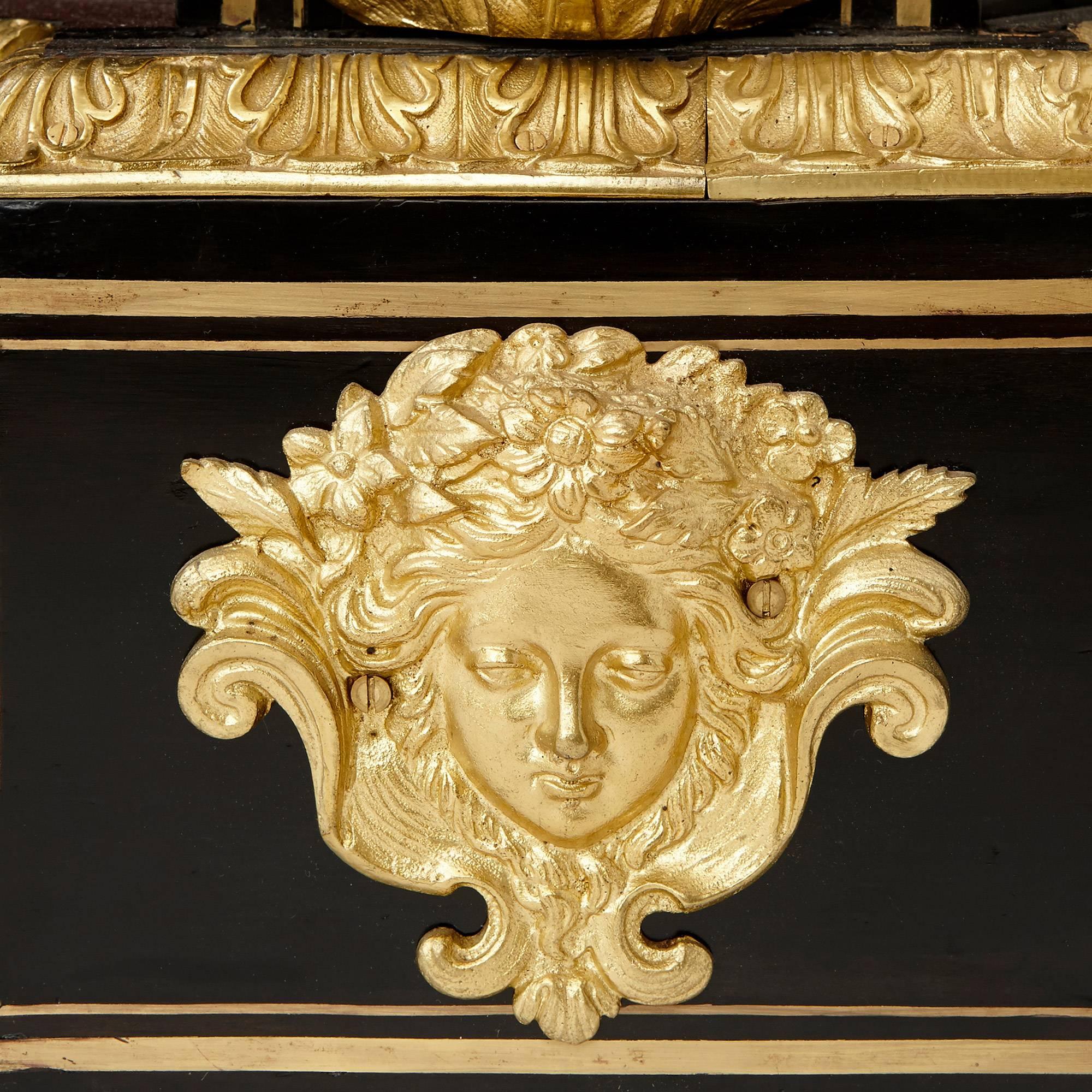 Ébénisé Grande vitrine d'antiquités en bois ébénisé montée sur bronze doré et travail Boulle en vente
