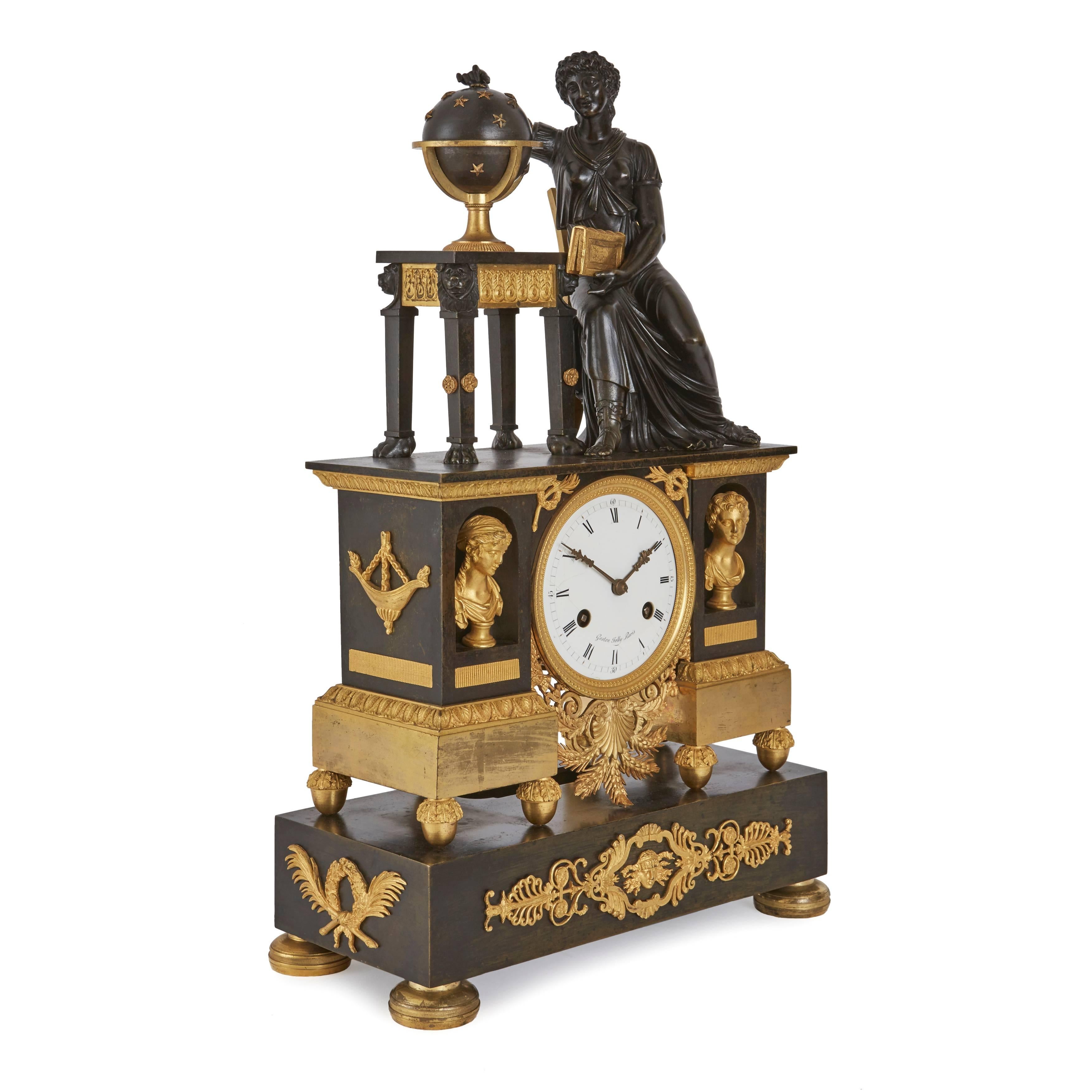 Français Pendule de cheminée d'époque Empire en bronze doré et patiné de Gaston Jolly en vente